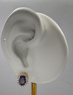 Orecchini con zaffiro blu e diamanti con montatura in oro rosa 18K