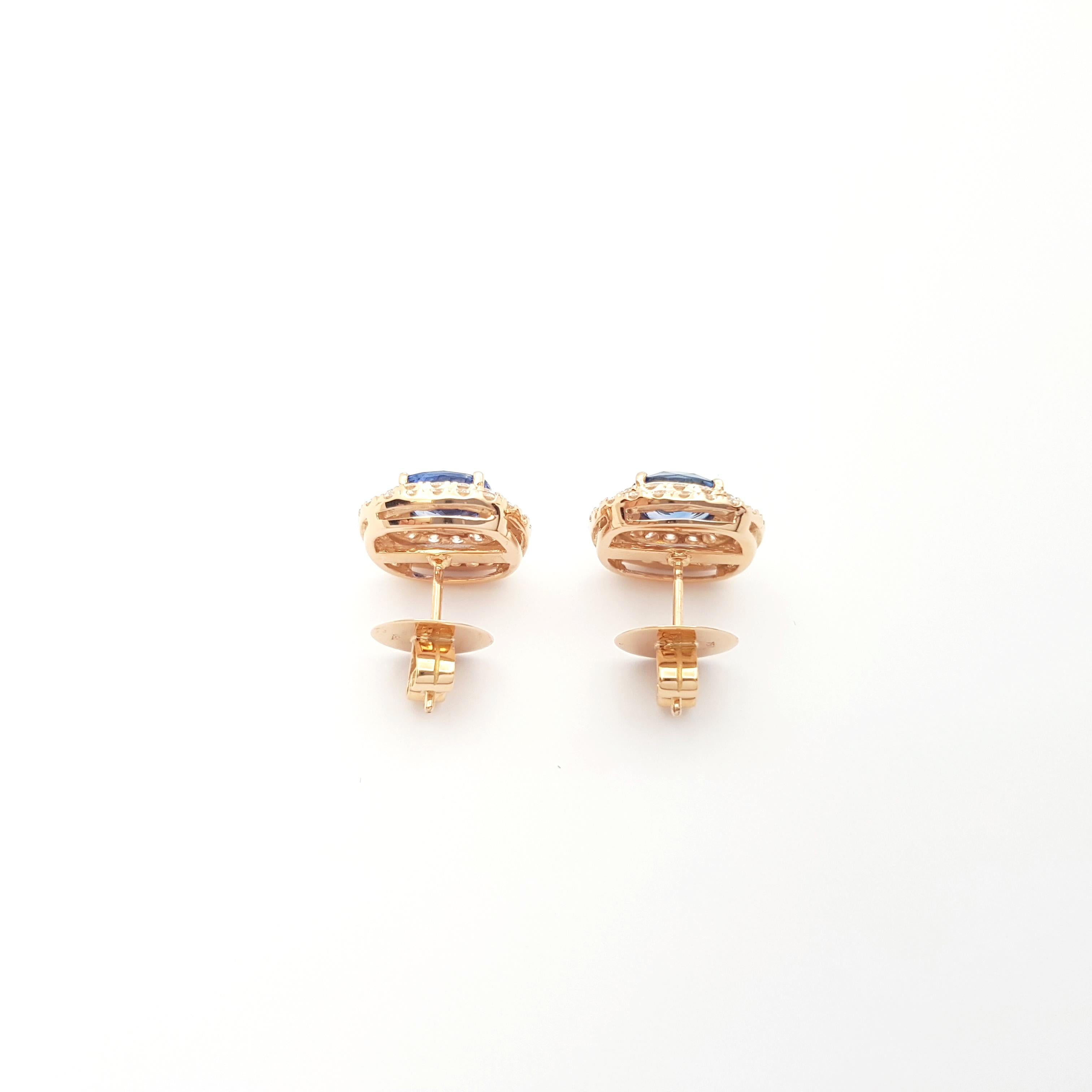 Orecchini con zaffiro blu e diamanti con montatura in oro rosa 18K In condizioni Nuovo in vendita a Bangkok, TH