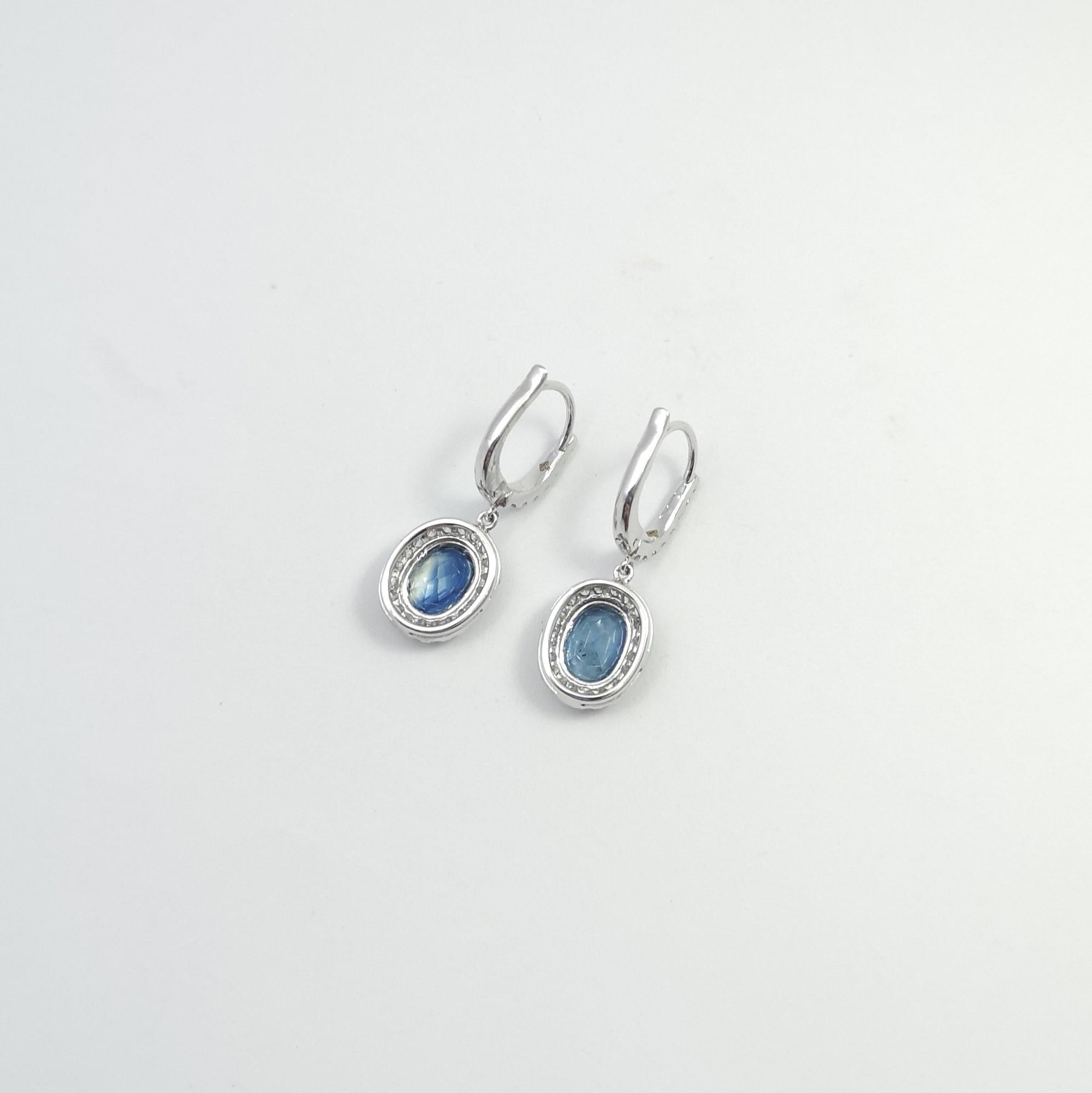 Boucles d'oreilles en saphir bleu et diamant sur monture en or blanc 18 carats en vente 4