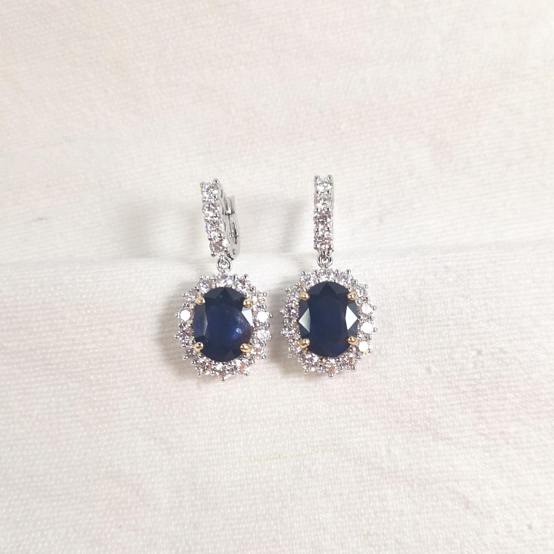 Orecchini con zaffiro blu e diamanti con montatura in oro bianco 18 carati in vendita 5
