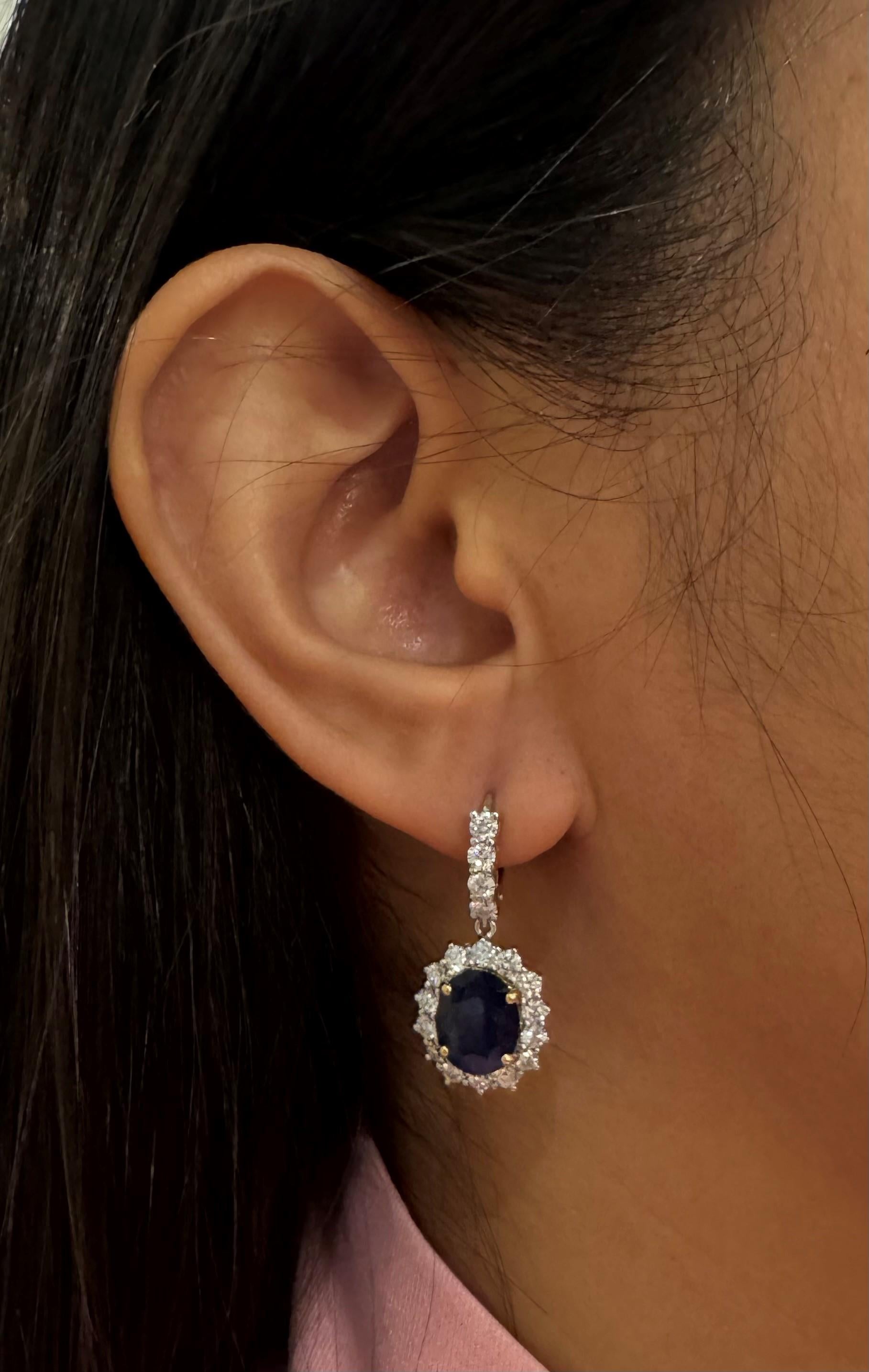 Zaffiro blu 4,59 carati con diamante 2,01 carati Orecchini con montatura in oro bianco 18 carati

Larghezza: 1.3 cm 
Lunghezza: 2.6 cm
Peso totale: 9,72 grammi


