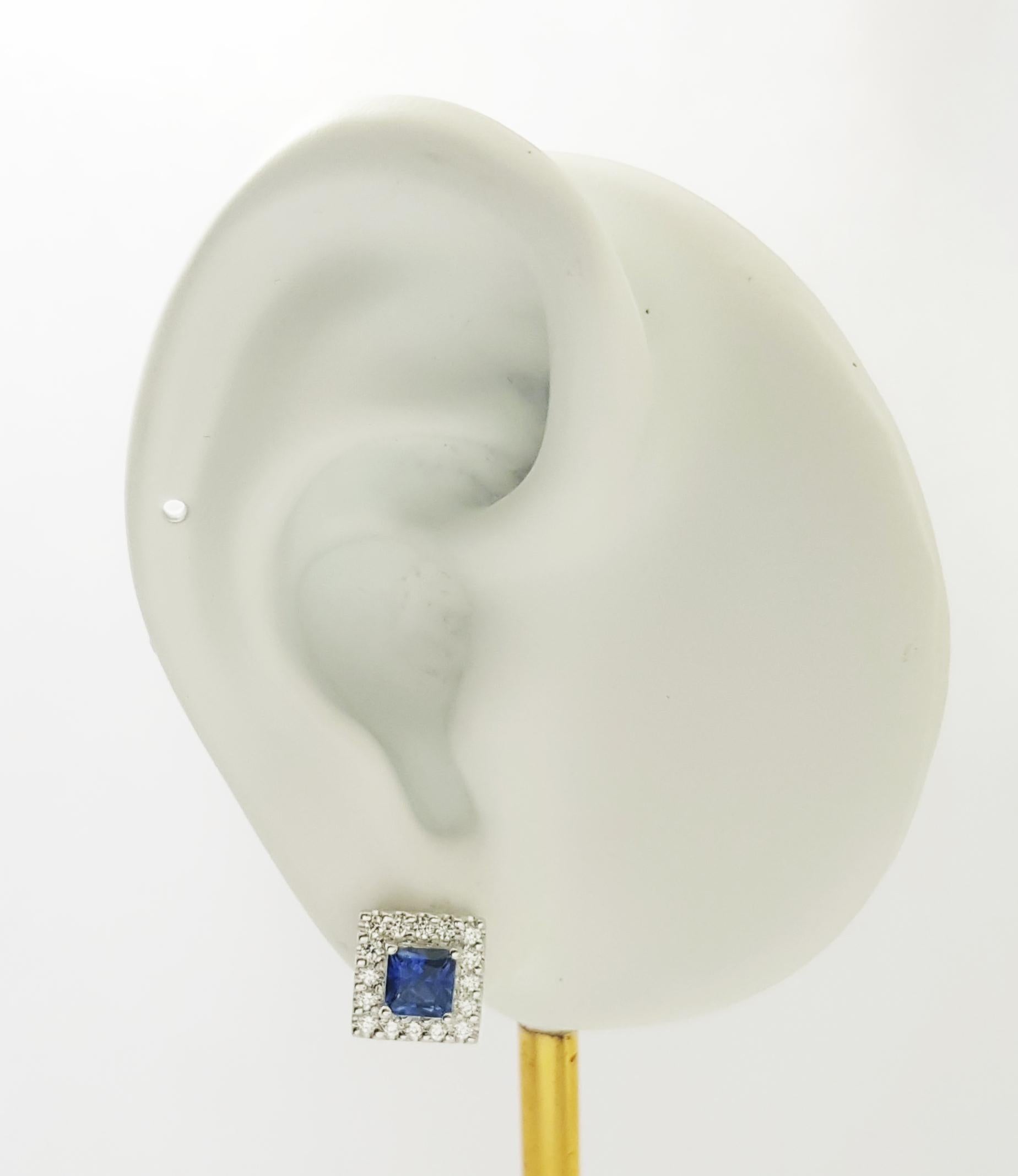Orecchini con zaffiro blu da 1,22 carati e diamante da 0,37 carati con montatura in oro bianco 18 carati

Larghezza: 0,9 cm 
Lunghezza: 0.9 cm
Peso totale: 4,77 grammi

