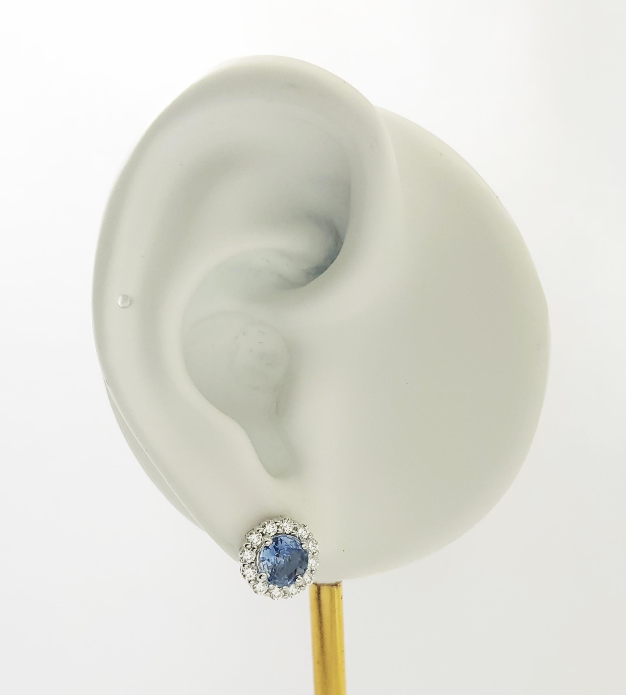 Orecchini con zaffiro blu da 1,70 carati e diamante da 0,62 carati con montatura in oro bianco 18 carati

Larghezza: 1.0 cm 
Lunghezza: 1.0 cm
Peso totale: 4.36 grammi


