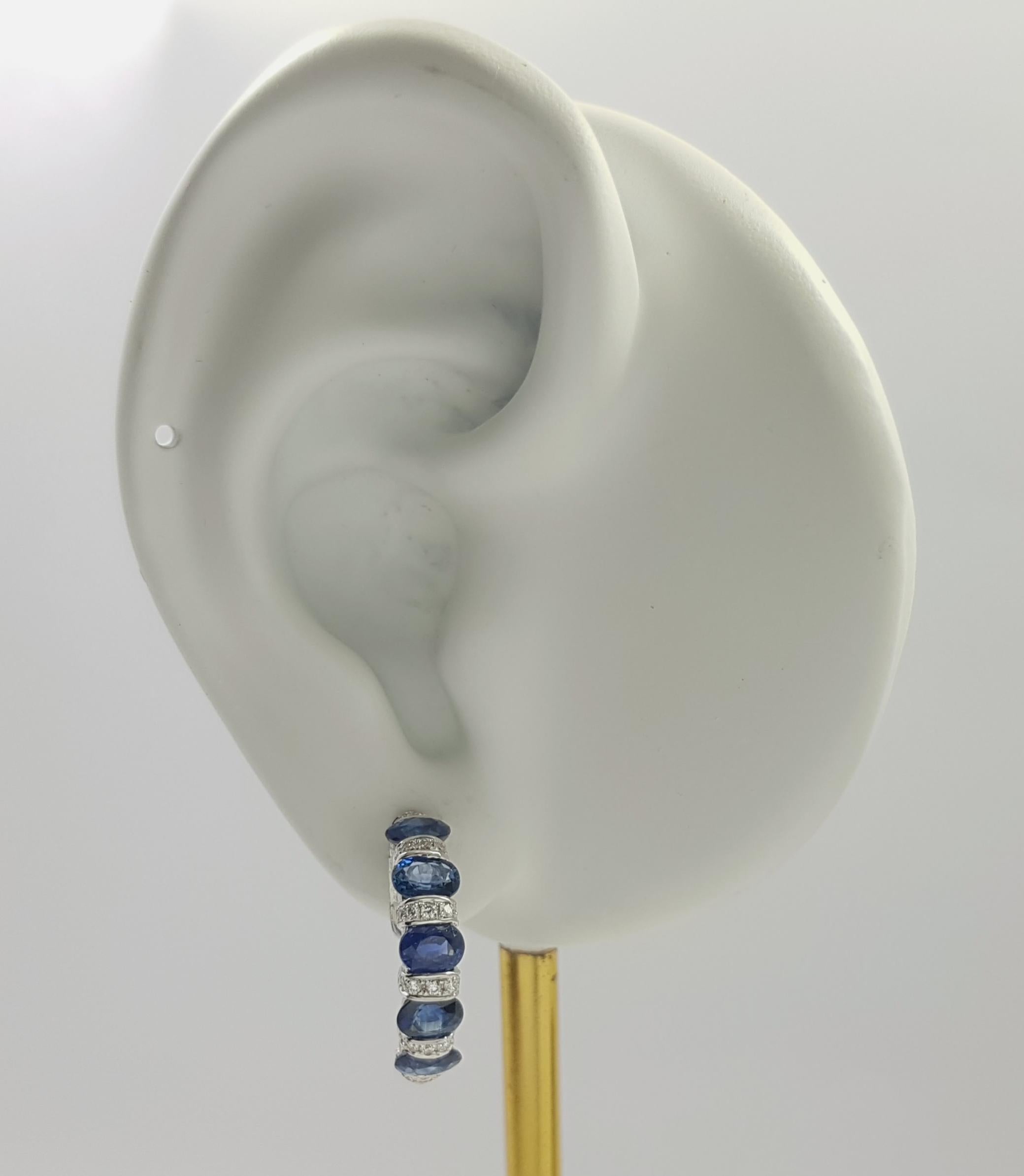 Orecchini con zaffiro blu da 3,64 carati e diamante da 0,29 carati con montatura in oro bianco 18 carati

Larghezza: 0,4 cm 
Lunghezza: 1.9 cm
Peso totale: 5.65 grammi

