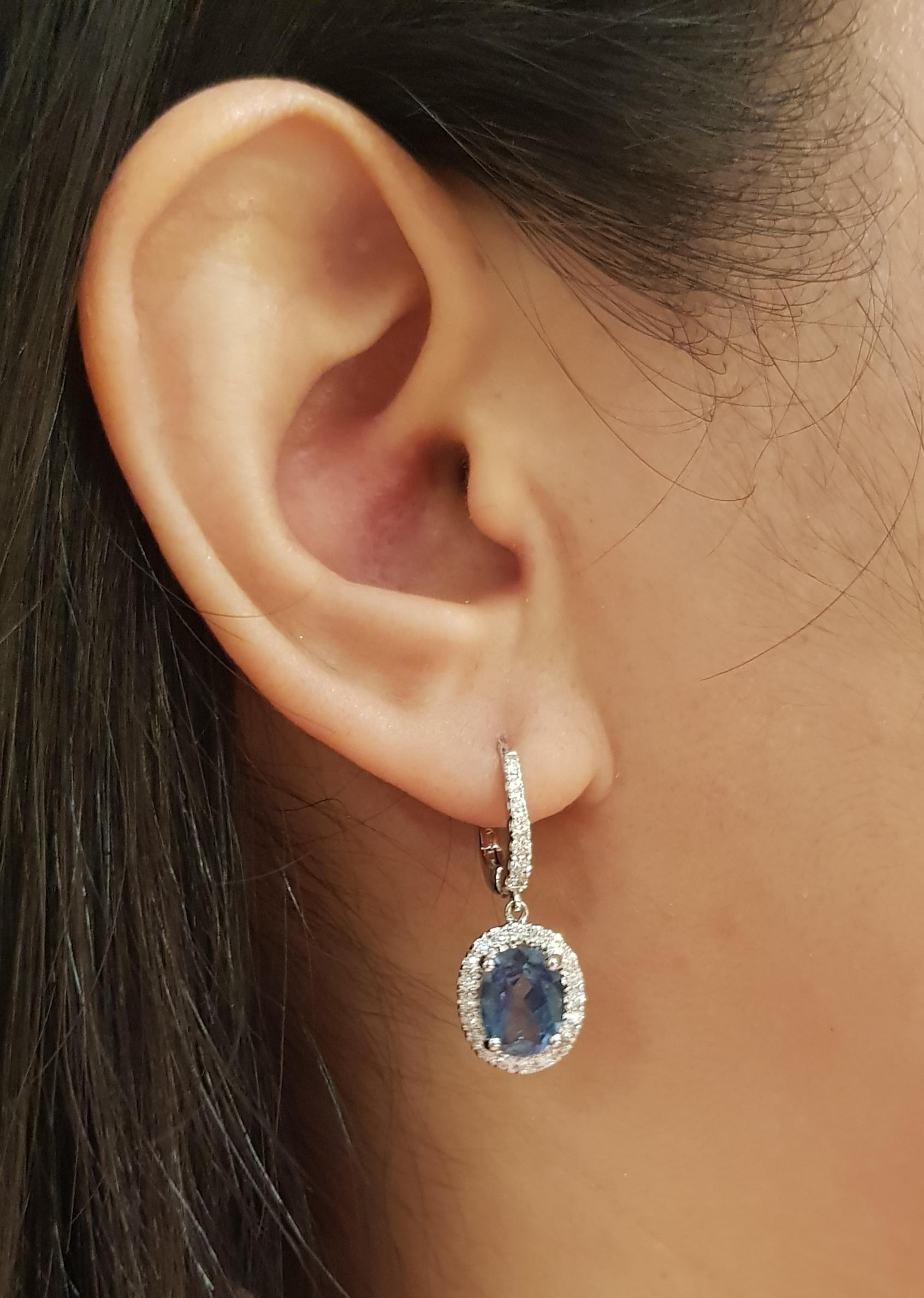 Boucles d'oreilles en or blanc 18K avec saphir bleu 3.81 carats et diamant 0.70 carat

Largeur : 1.1 cm 
Longueur : 2.8 cm
Poids total : 5.41 grammes

