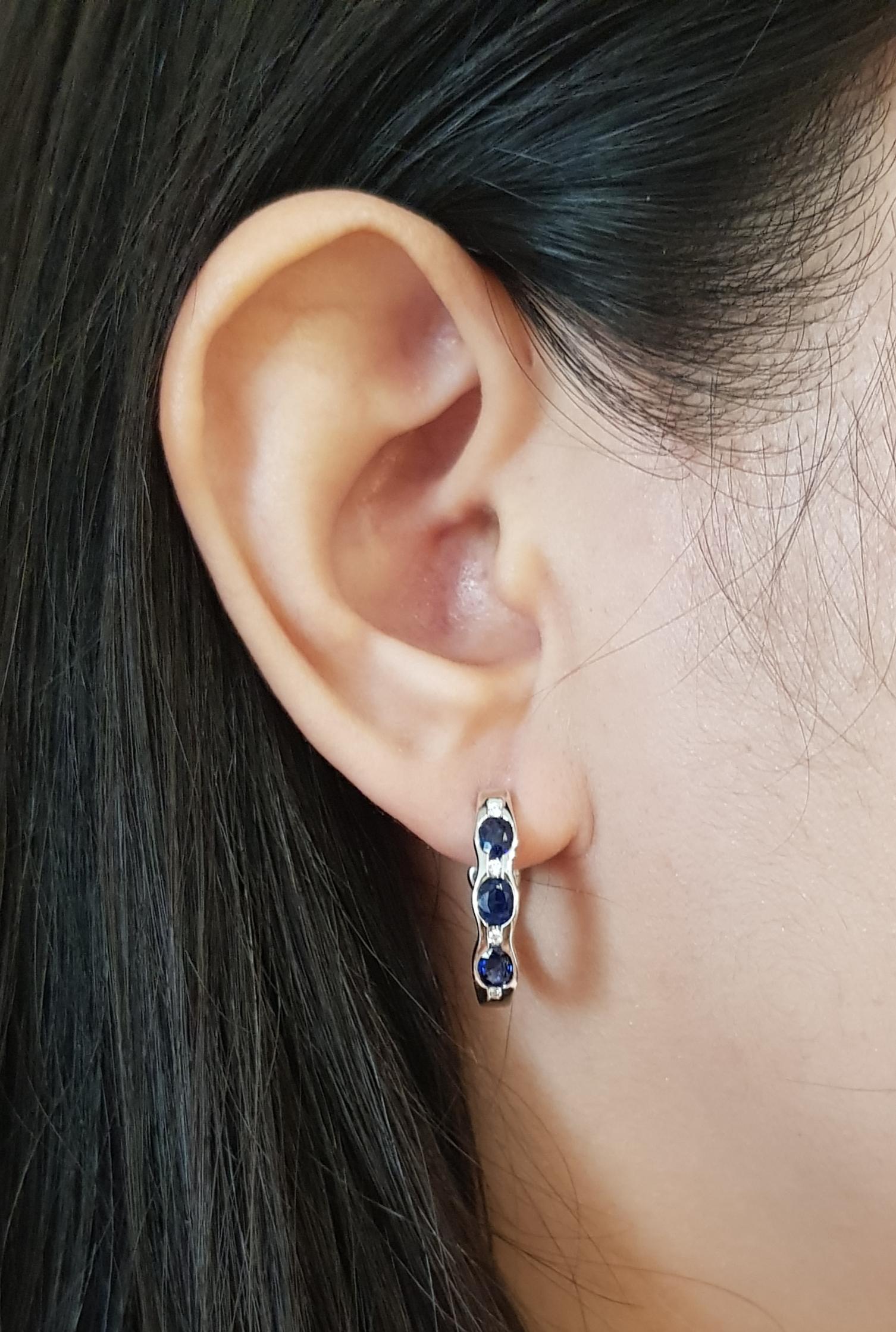 Orecchini con zaffiro blu da 2,04 carati e diamante da 0,08 carati con montatura in oro bianco 18 carati

Larghezza: 0,4 cm 
Lunghezza: 2.0 cm
Peso totale: 6.93 grammi

