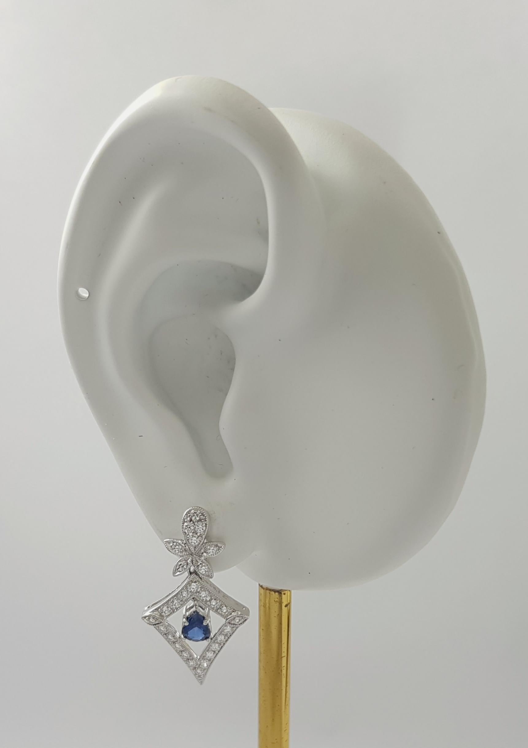 Blauer Saphir 0,76 Karat mit Diamant 0,53 Karat Ohrringe in 18K Weißgoldfassung

Breite: 1.5 cm 
Länge: 2,6 cm
Gesamtgewicht: 5.74 Gramm

