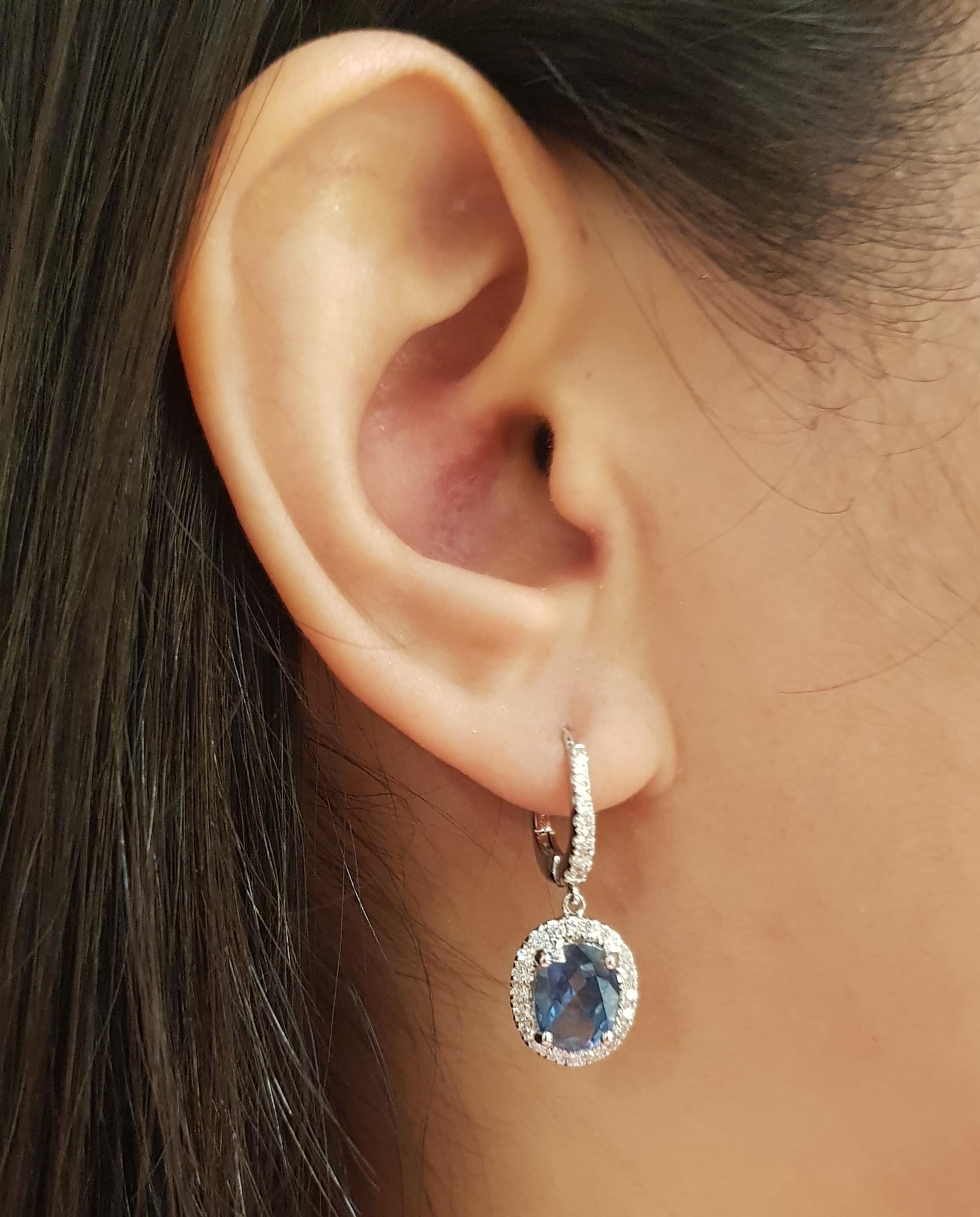 Contemporain Boucles d'oreilles en saphir bleu et diamant sur monture en or blanc 18 carats en vente