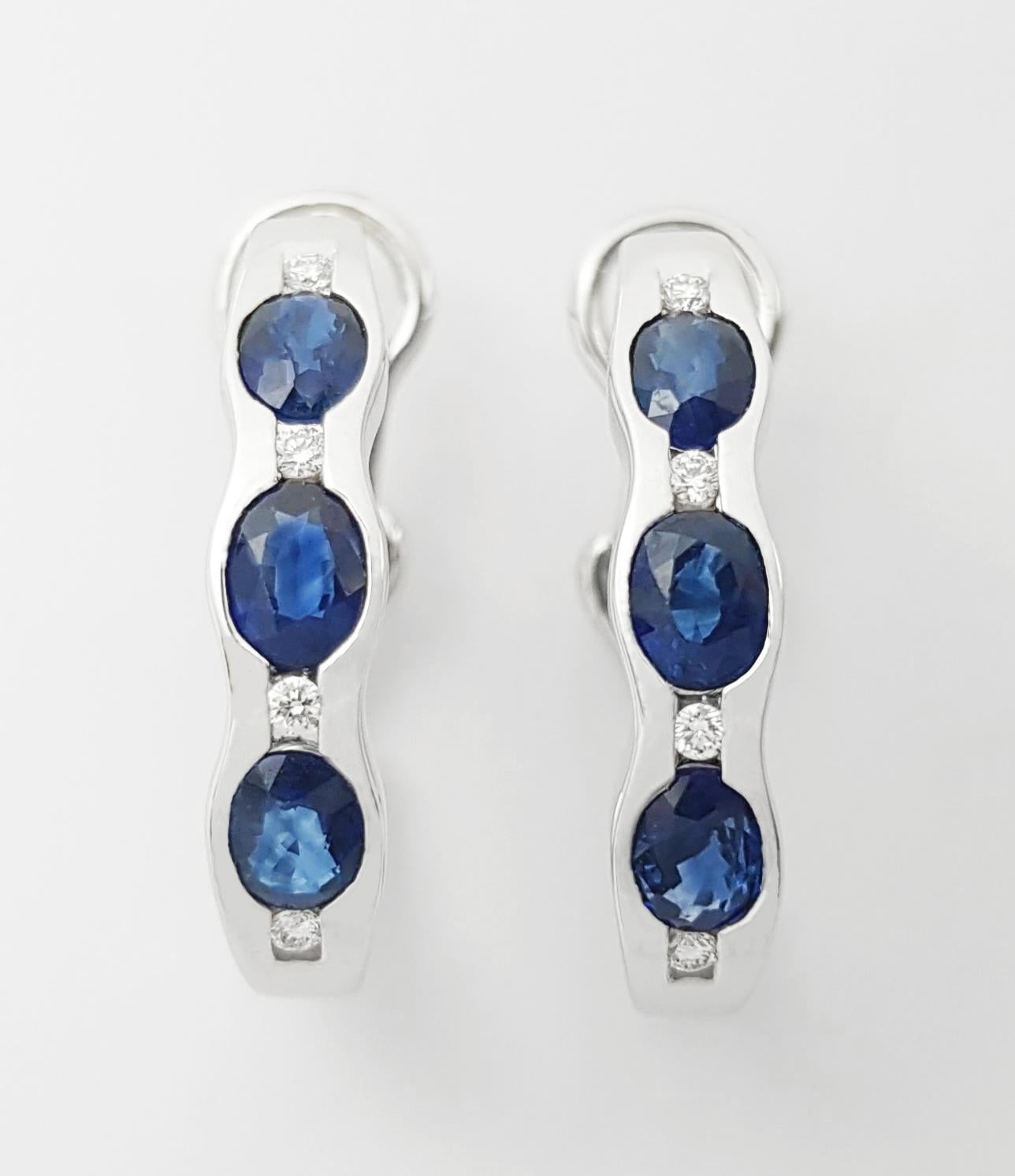 Contemporaneo Orecchini con zaffiro blu e diamanti con montatura in oro bianco 18 carati in vendita