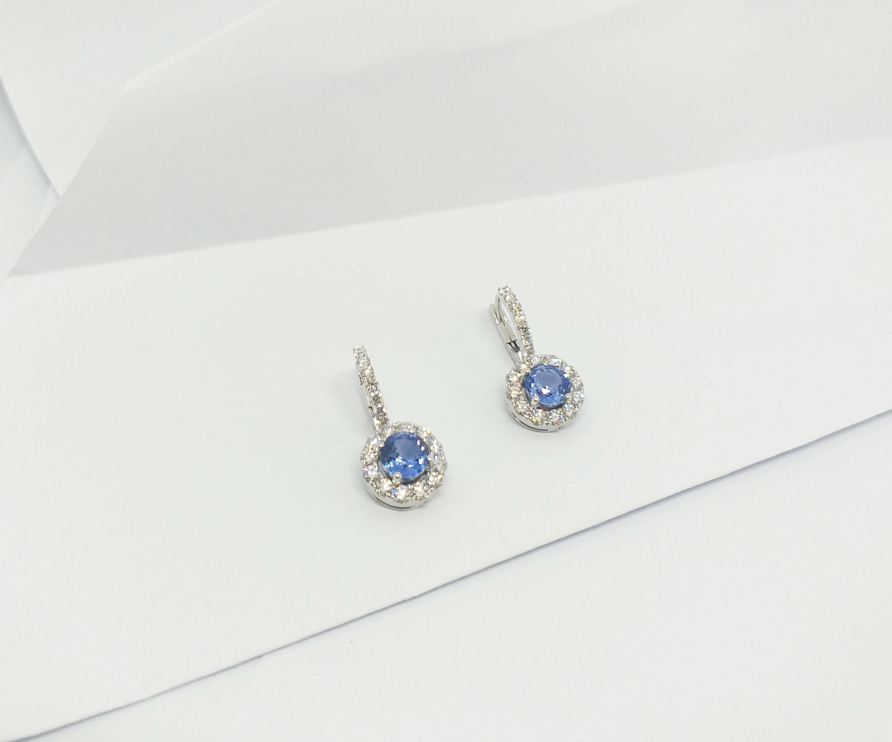 Blauer Saphir und Diamant-Ohrringe in 18 Karat Weißgold gefasst im Zustand „Neu“ im Angebot in Bangkok, TH