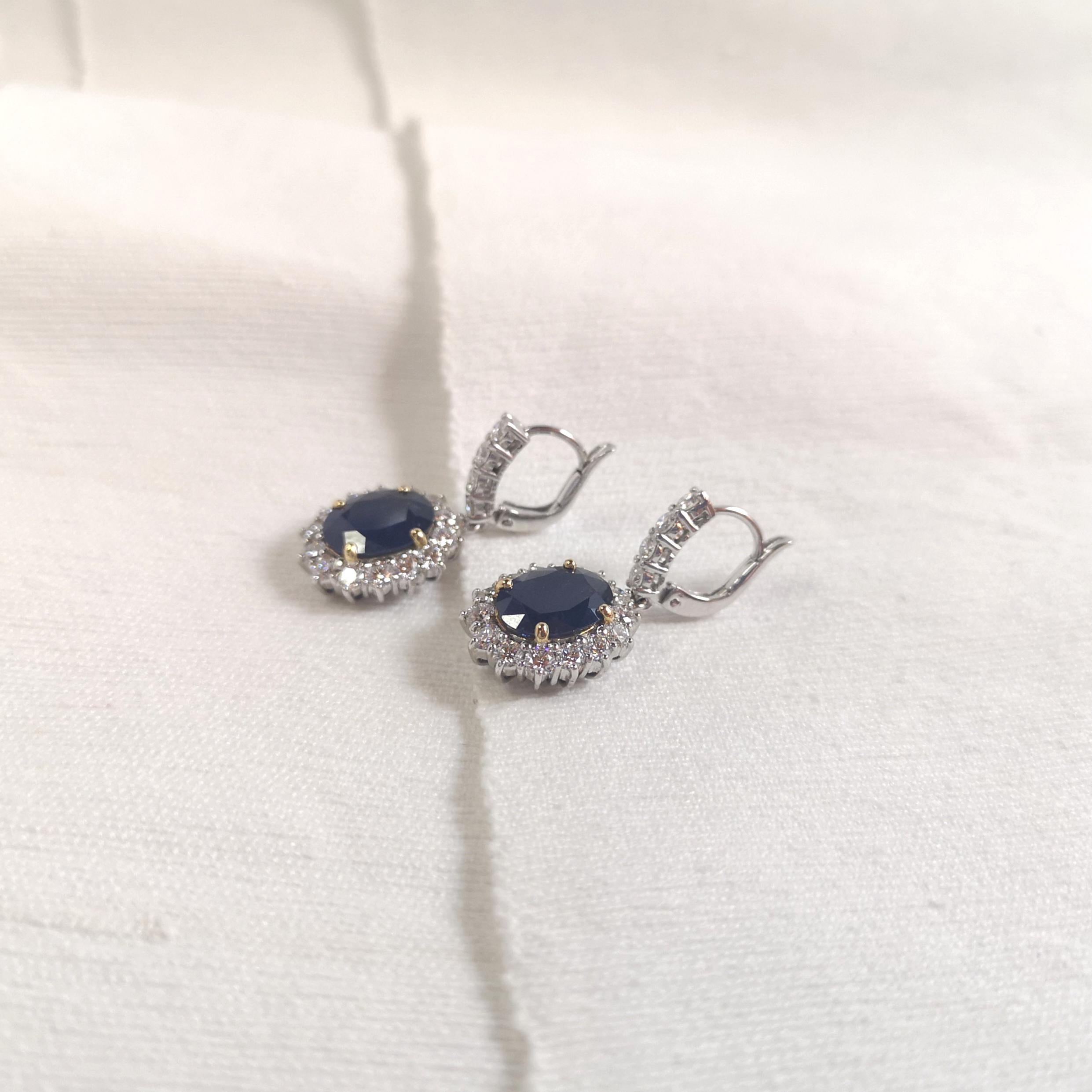 Taglio ovale Orecchini con zaffiro blu e diamanti con montatura in oro bianco 18 carati in vendita