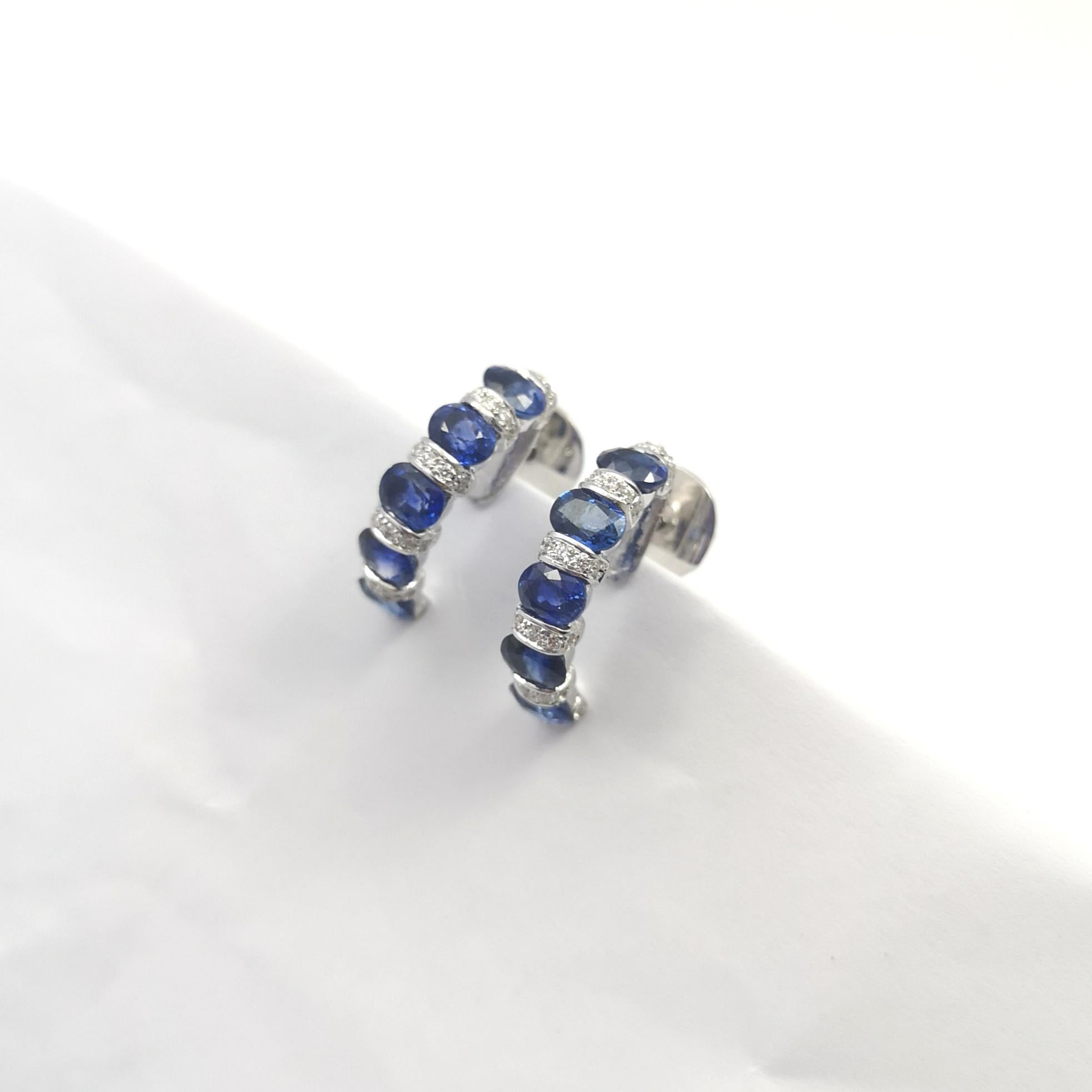 Taglio ovale Orecchini con zaffiro blu e diamanti con montatura in oro bianco 18 carati in vendita