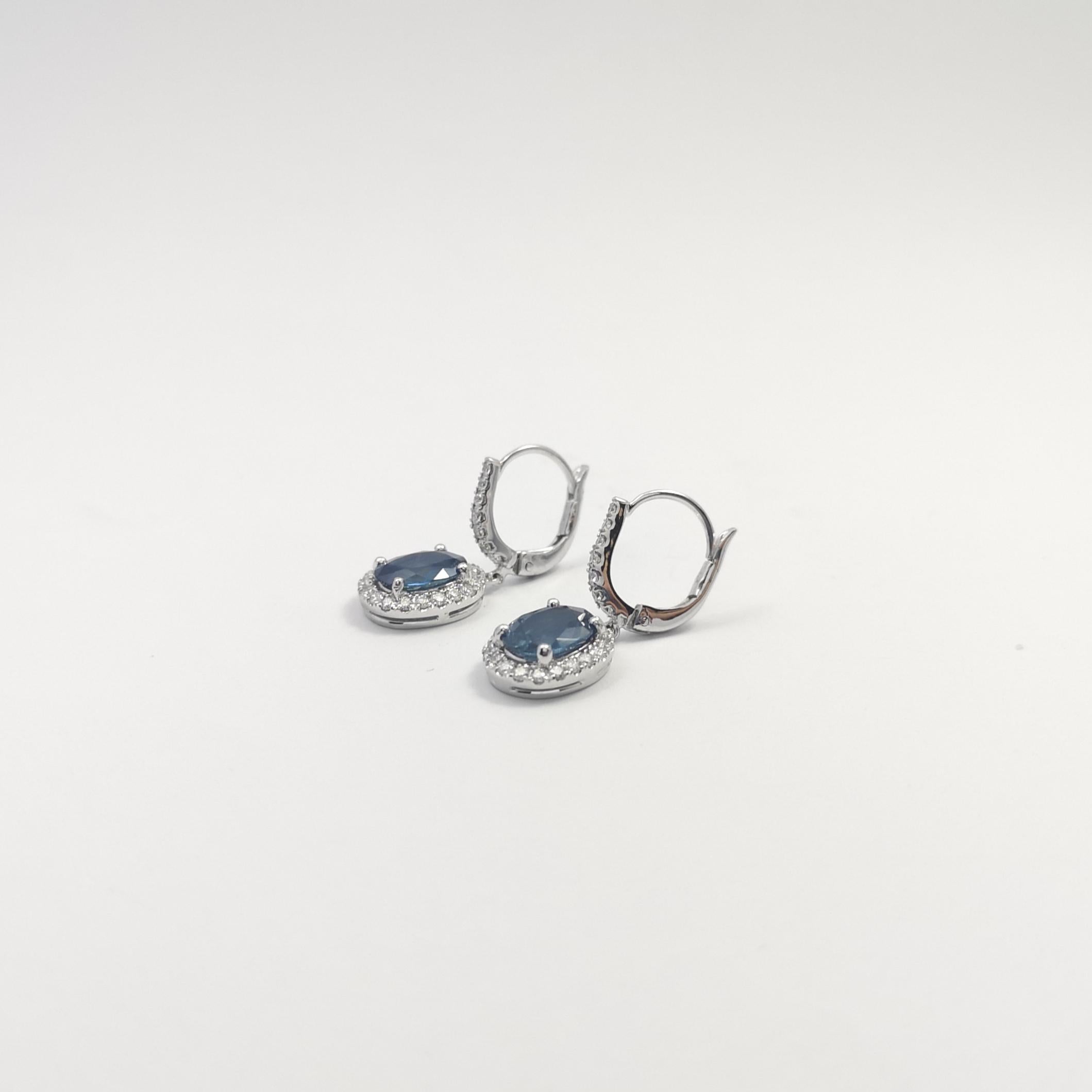 Taille ovale Boucles d'oreilles en saphir bleu et diamant sur monture en or blanc 18 carats en vente