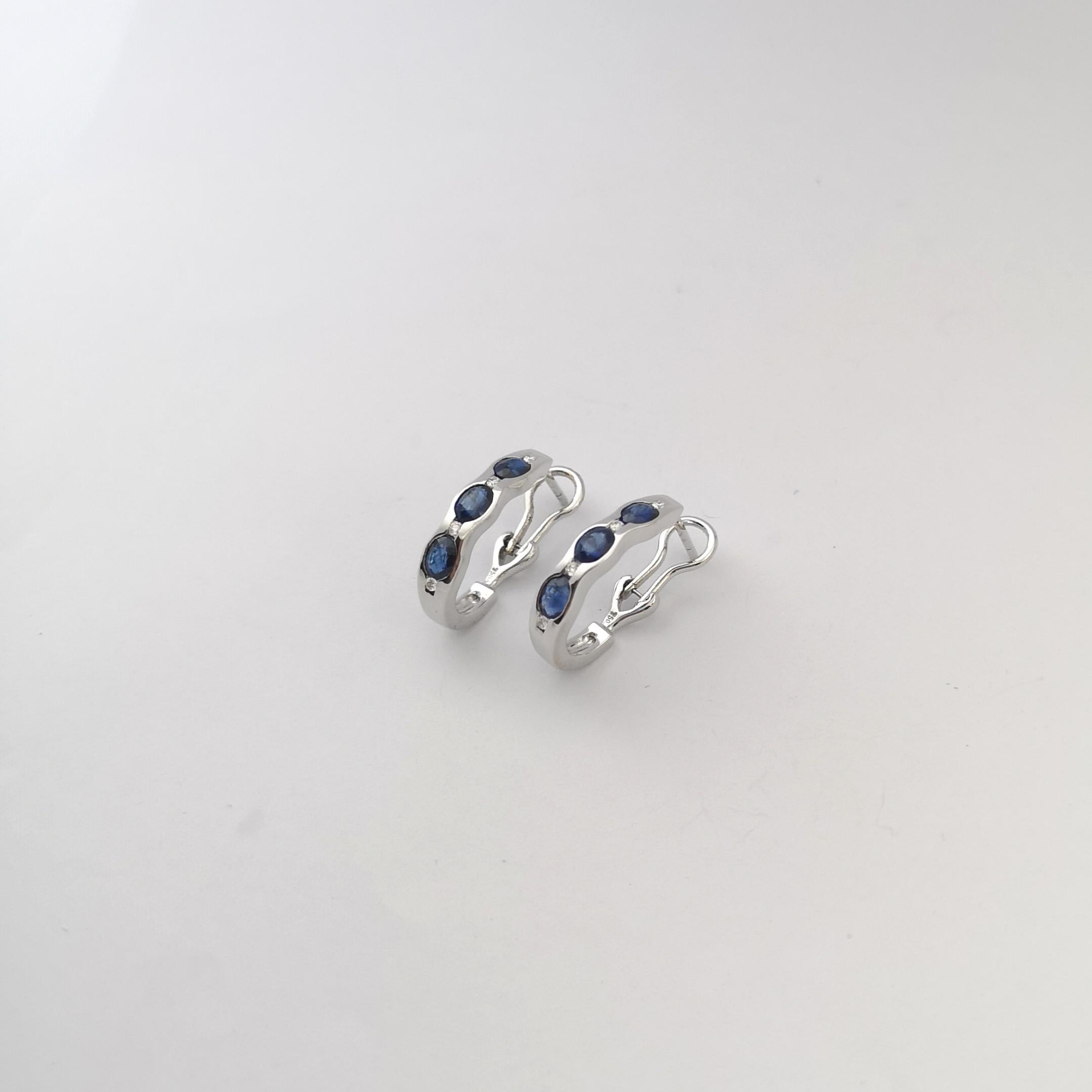 Taglio ovale Orecchini con zaffiro blu e diamanti con montatura in oro bianco 18 carati in vendita