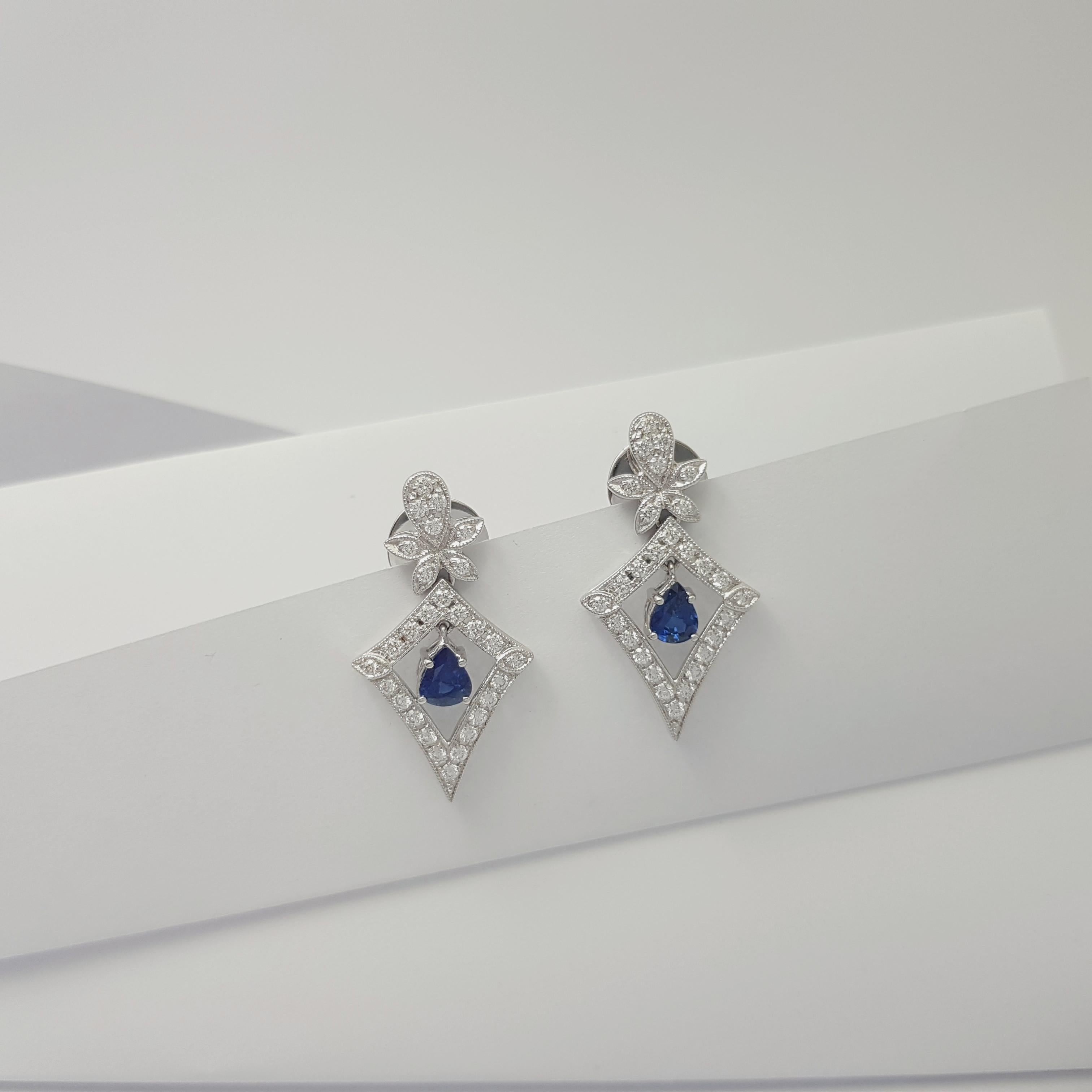 Blauer Saphir und Diamant-Ohrringe in 18 Karat Weißgold gefasst (Tropfenschliff) im Angebot
