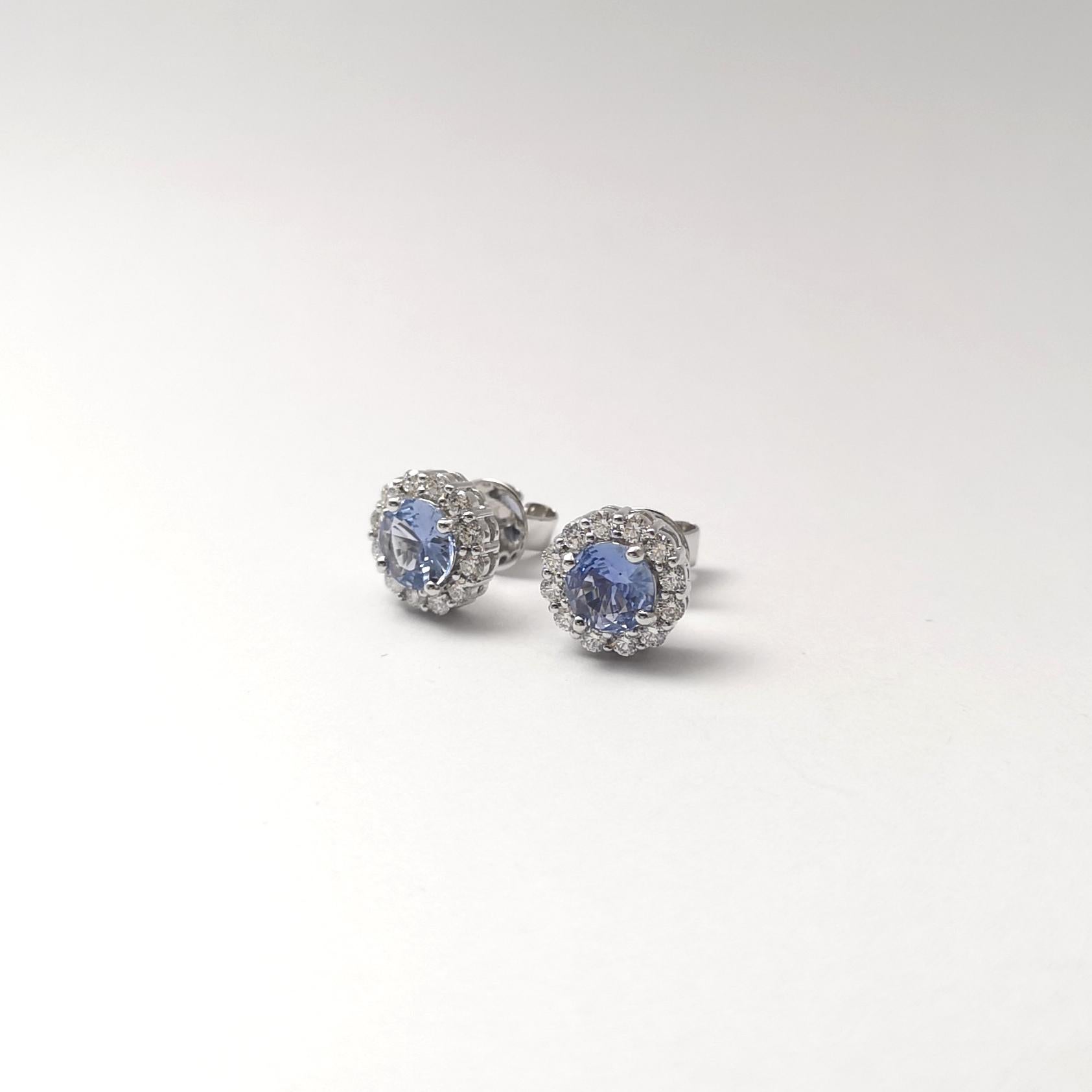 Orecchini con zaffiro blu e diamanti con montatura in oro bianco 18 carati In condizioni Nuovo in vendita a Bangkok, TH