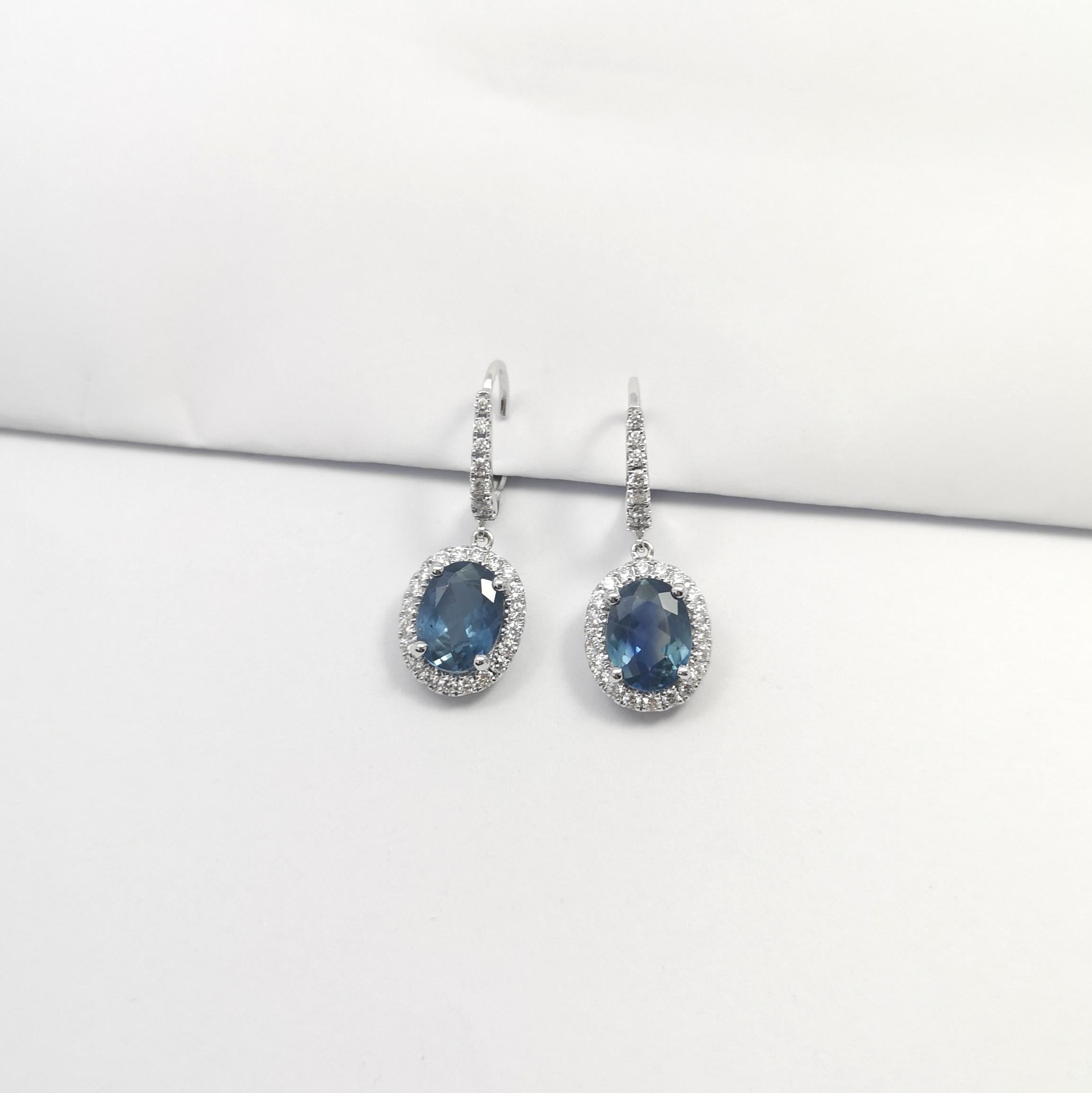 Boucles d'oreilles en saphir bleu et diamant sur monture en or blanc 18 carats Neuf - En vente à Bangkok, TH