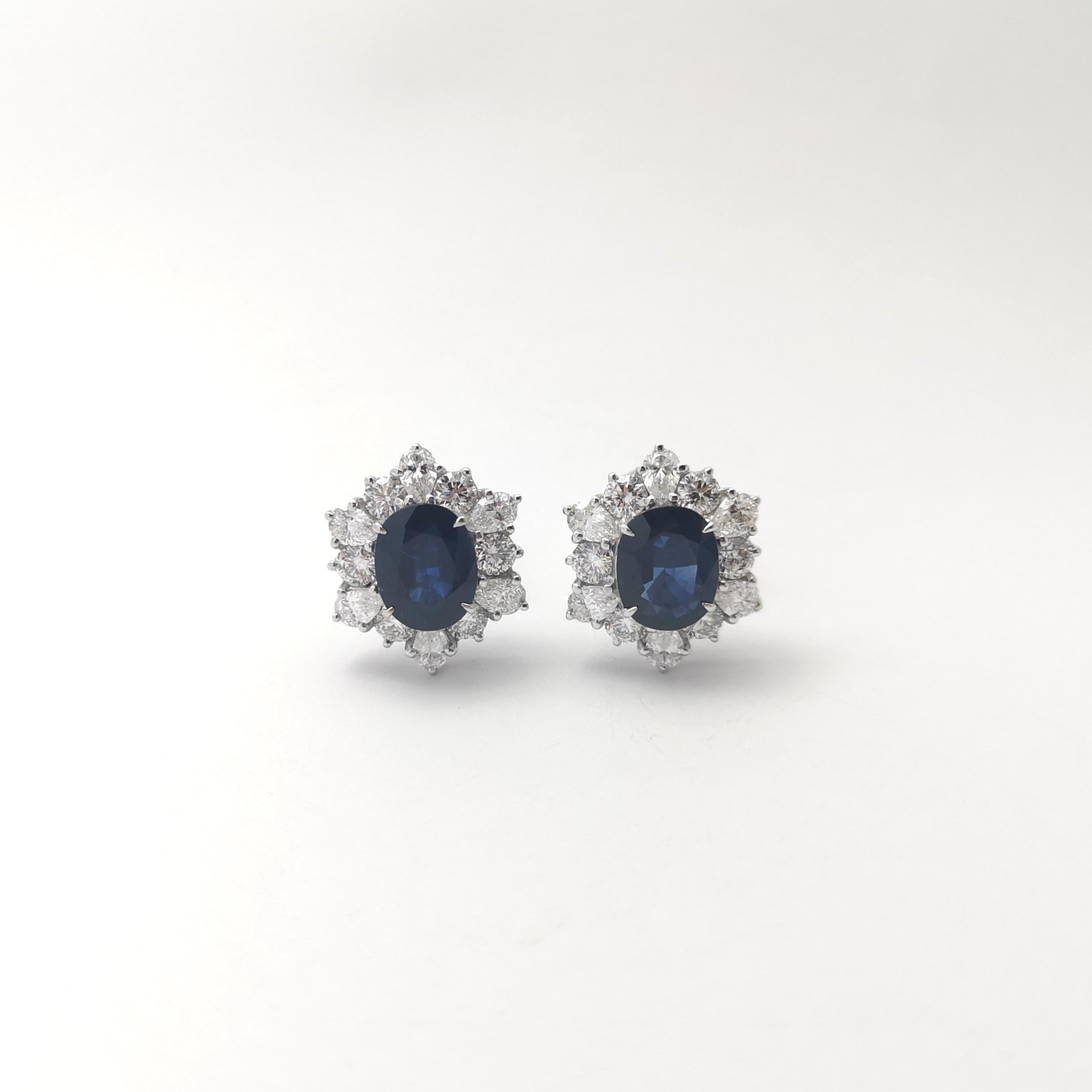 Orecchini con zaffiro blu e diamanti con montatura in oro bianco 18 carati In condizioni Nuovo in vendita a Bangkok, TH