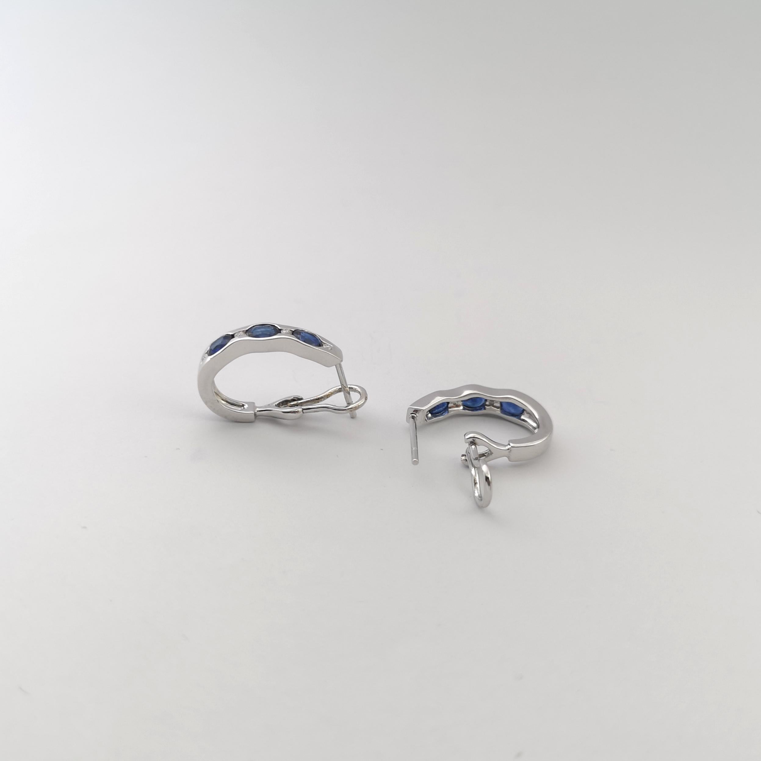 Orecchini con zaffiro blu e diamanti con montatura in oro bianco 18 carati In condizioni Nuovo in vendita a Bangkok, TH