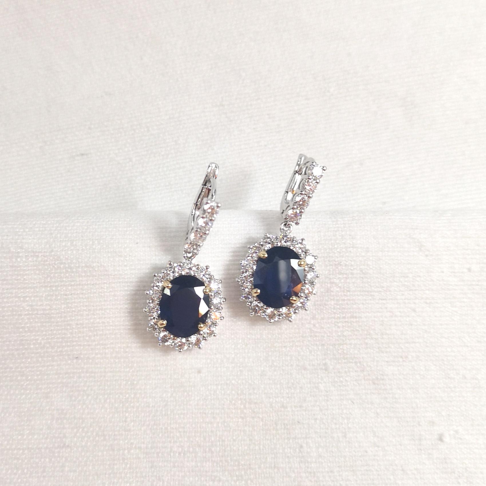 Donna Orecchini con zaffiro blu e diamanti con montatura in oro bianco 18 carati in vendita