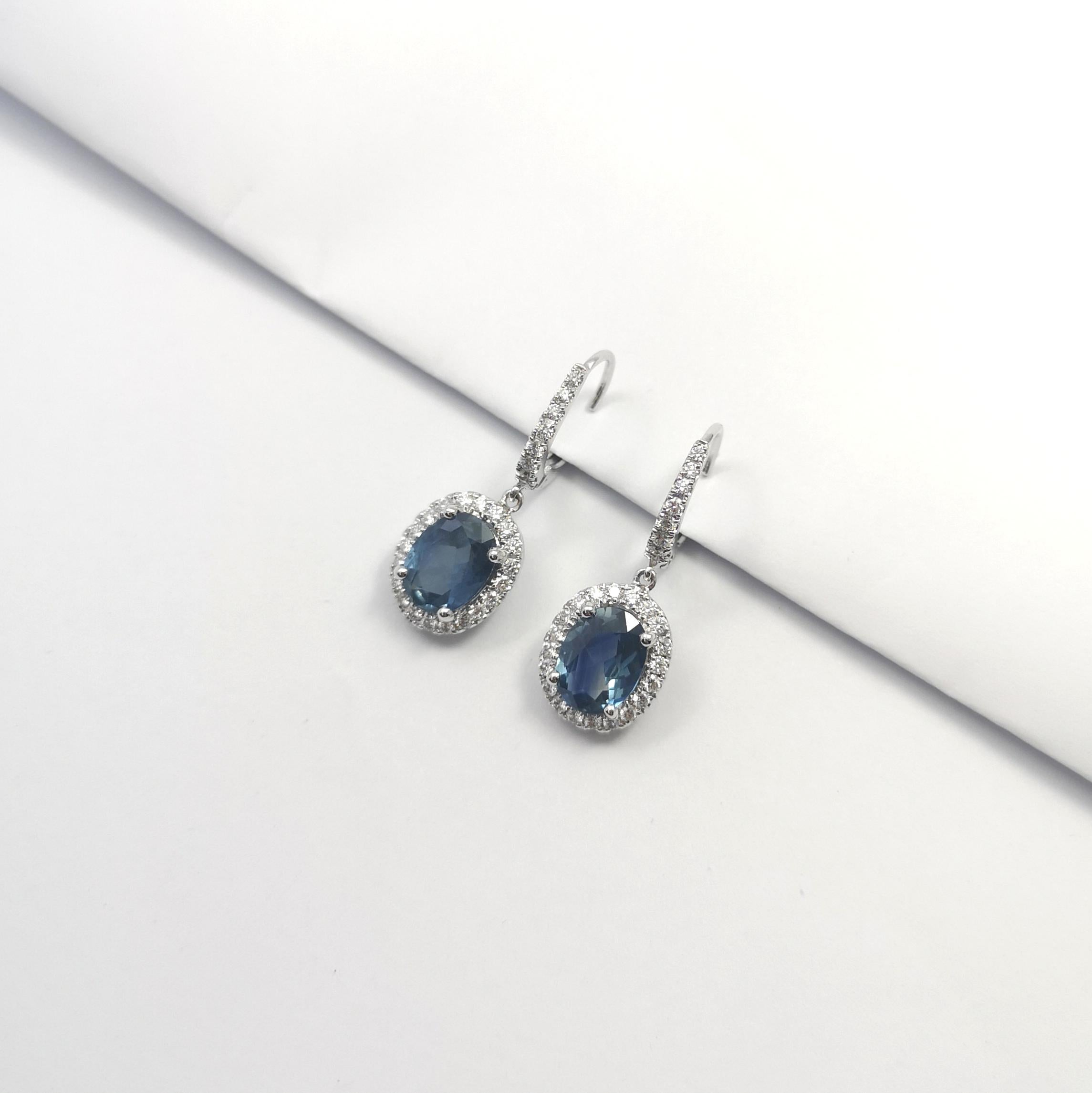 Boucles d'oreilles en saphir bleu et diamant sur monture en or blanc 18 carats Pour femmes en vente