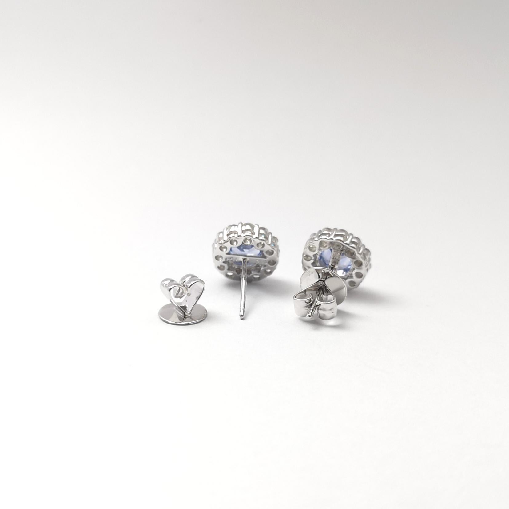 Orecchini con zaffiro blu e diamanti con montatura in oro bianco 18 carati in vendita 1
