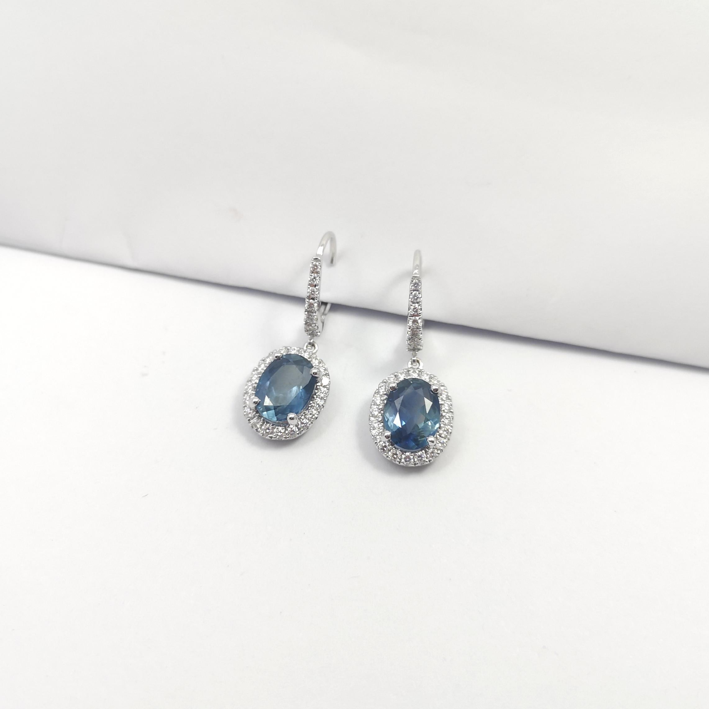 Boucles d'oreilles en saphir bleu et diamant sur monture en or blanc 18 carats en vente 1