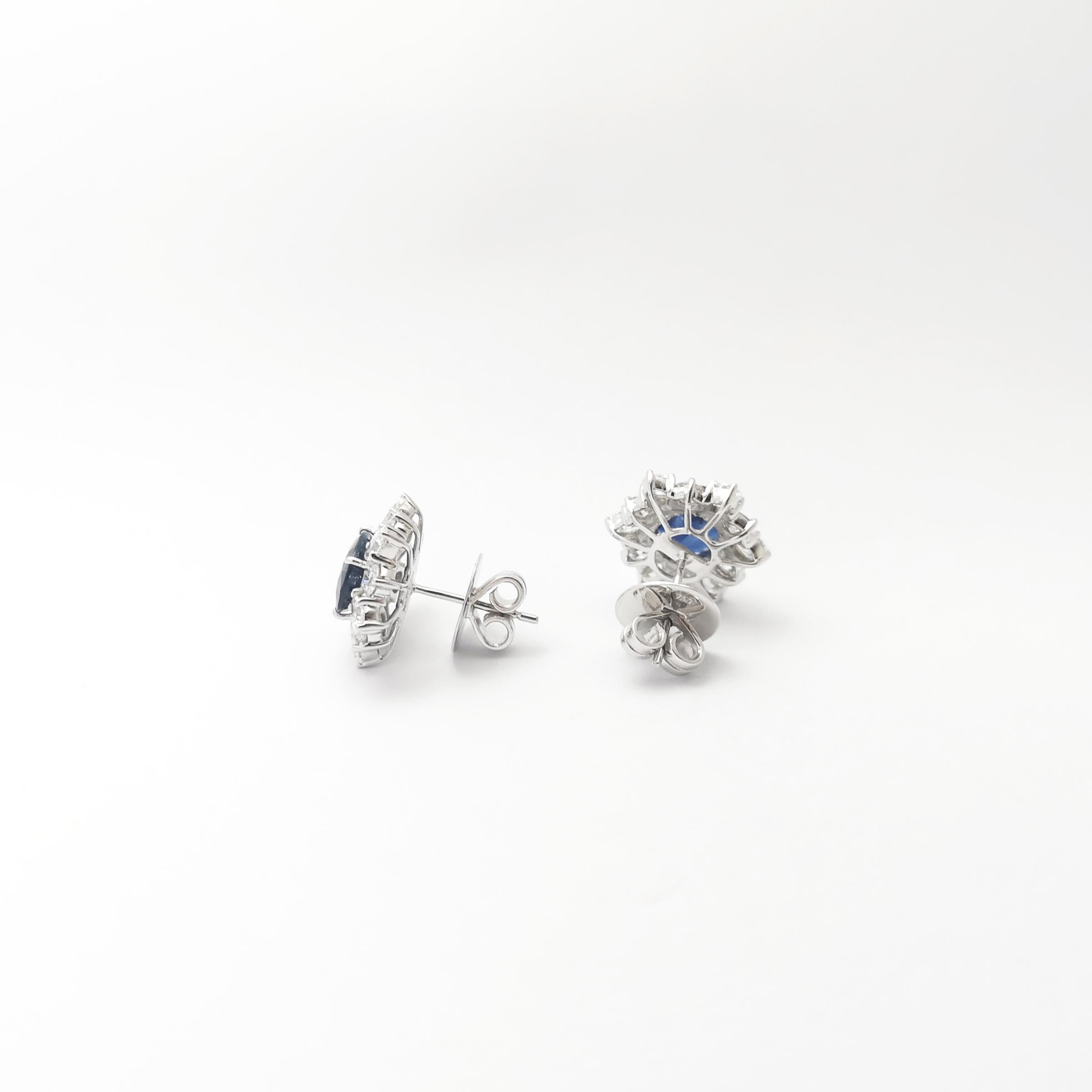 Orecchini con zaffiro blu e diamanti con montatura in oro bianco 18 carati in vendita 1