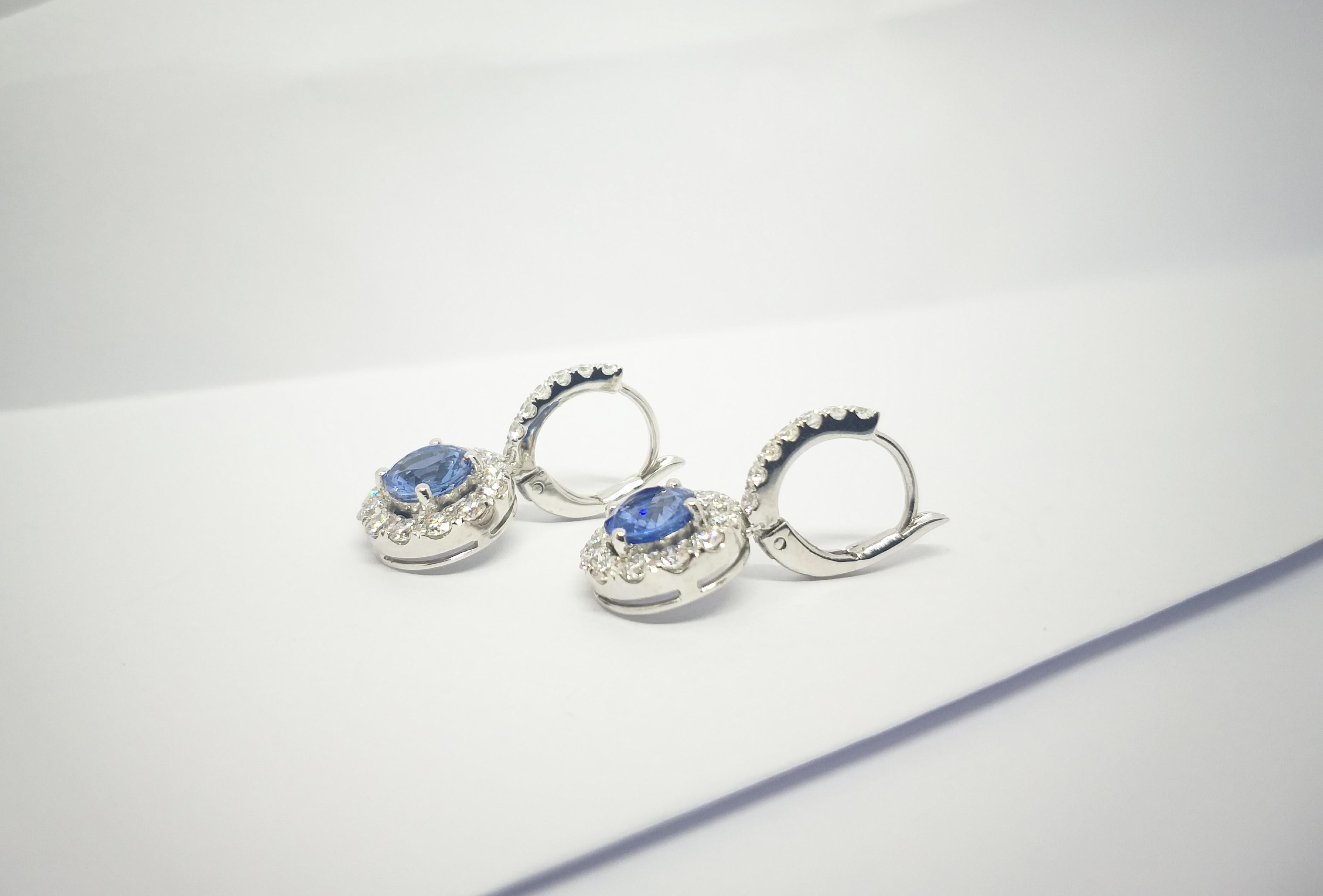 Blauer Saphir und Diamant-Ohrringe in 18 Karat Weißgold gefasst im Angebot 3