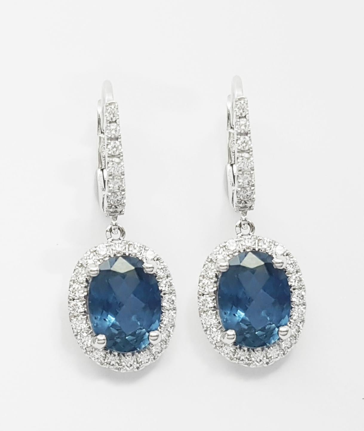 Boucles d'oreilles en saphir bleu et diamant sur monture en or blanc 18 carats en vente 2