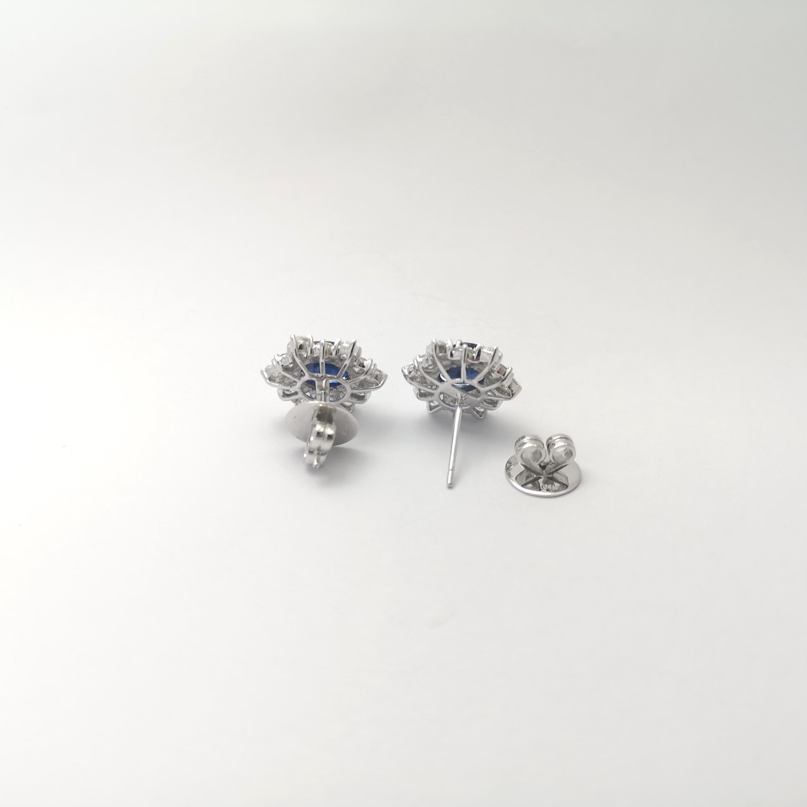 Orecchini con zaffiro blu e diamanti con montatura in oro bianco 18 carati in vendita 2