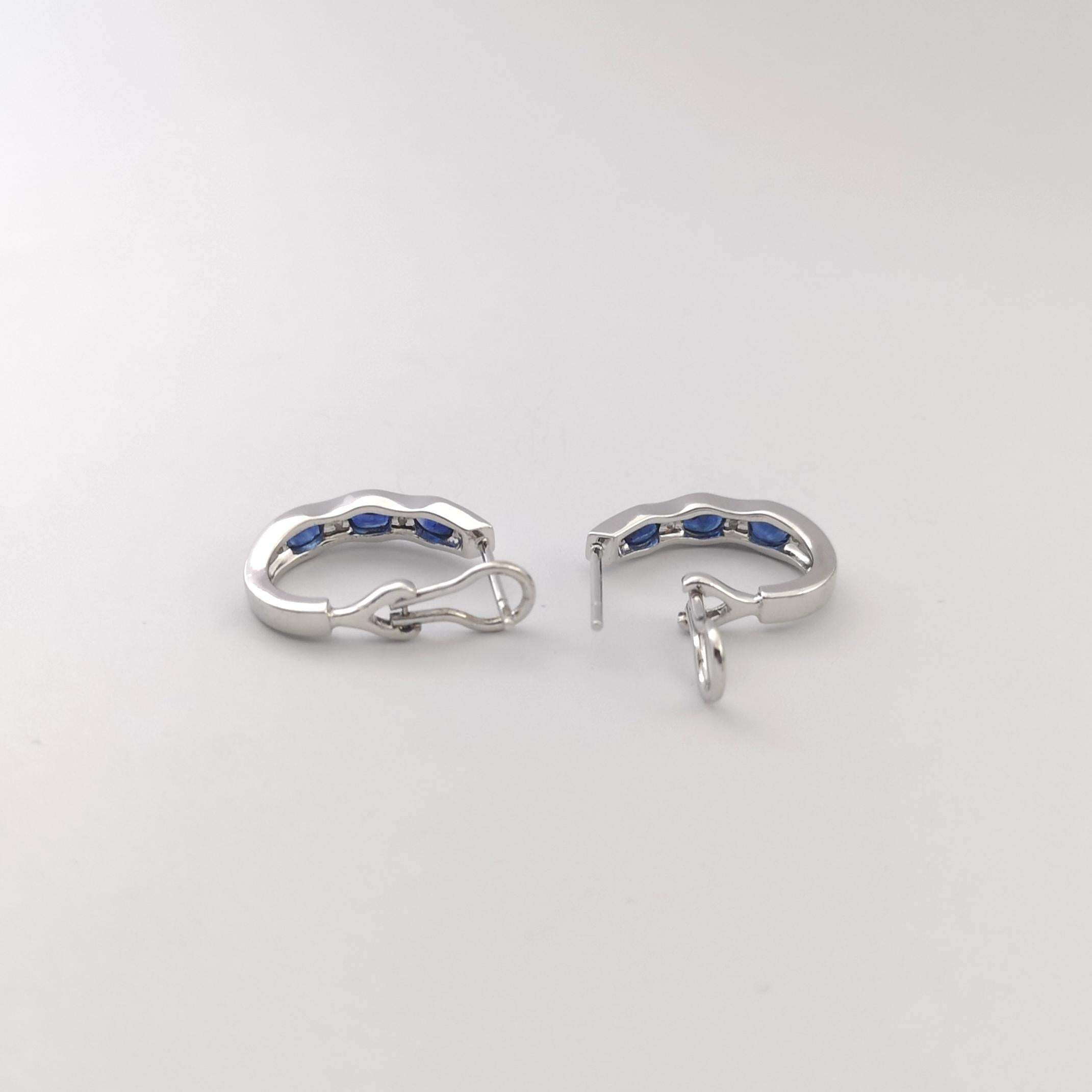 Orecchini con zaffiro blu e diamanti con montatura in oro bianco 18 carati in vendita 2