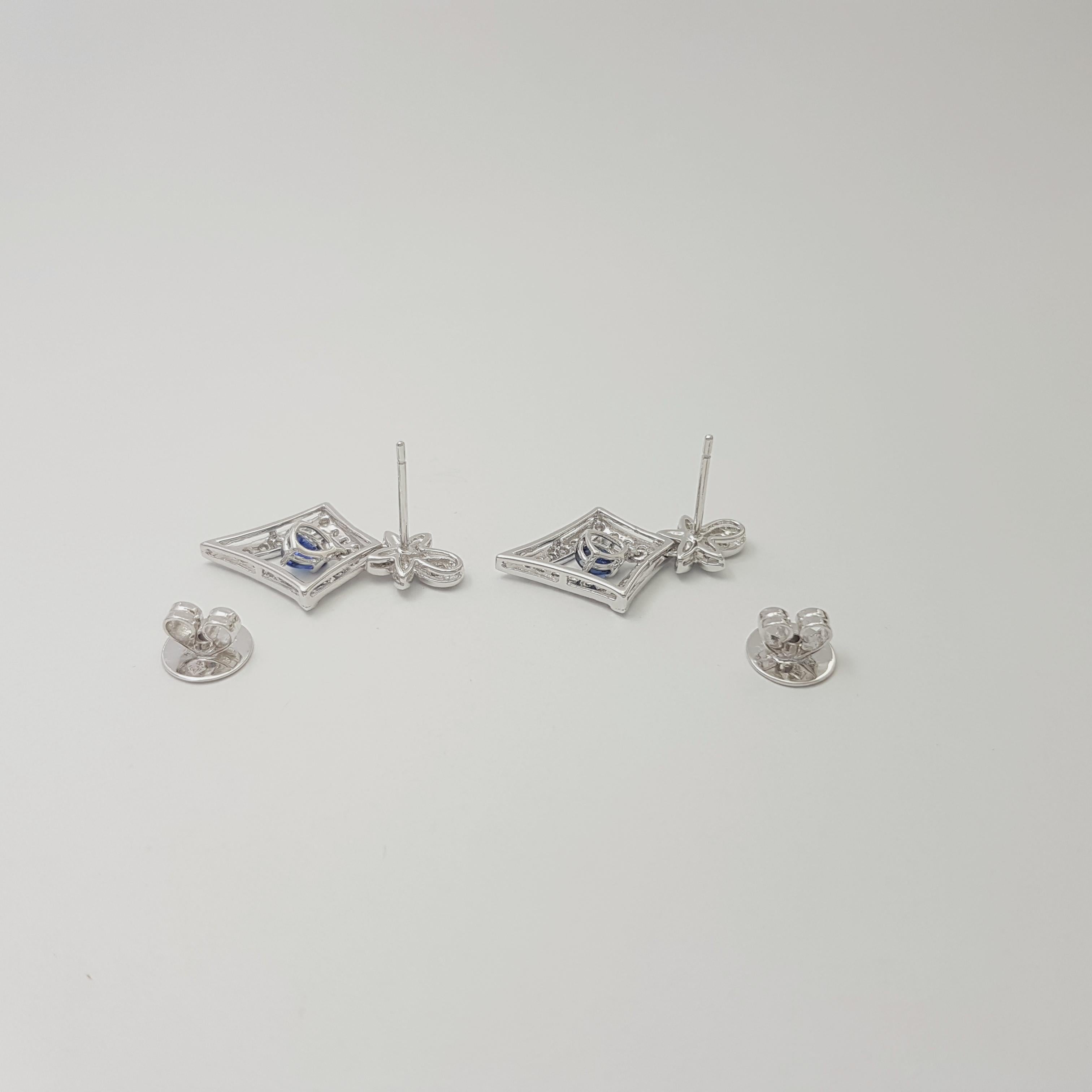 Blauer Saphir und Diamant-Ohrringe in 18 Karat Weißgold gefasst im Angebot 2