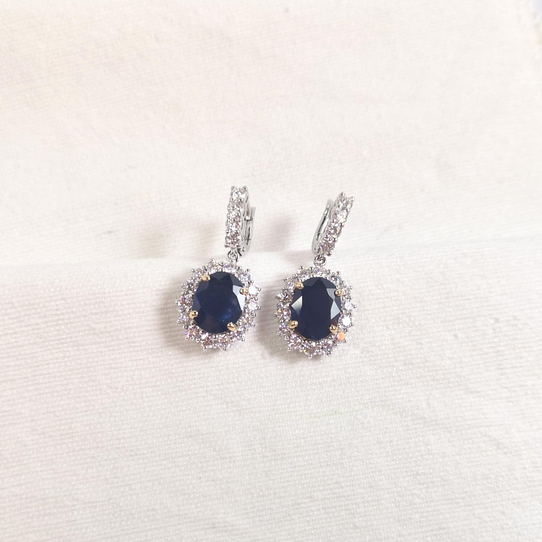 Orecchini con zaffiro blu e diamanti con montatura in oro bianco 18 carati in vendita 3