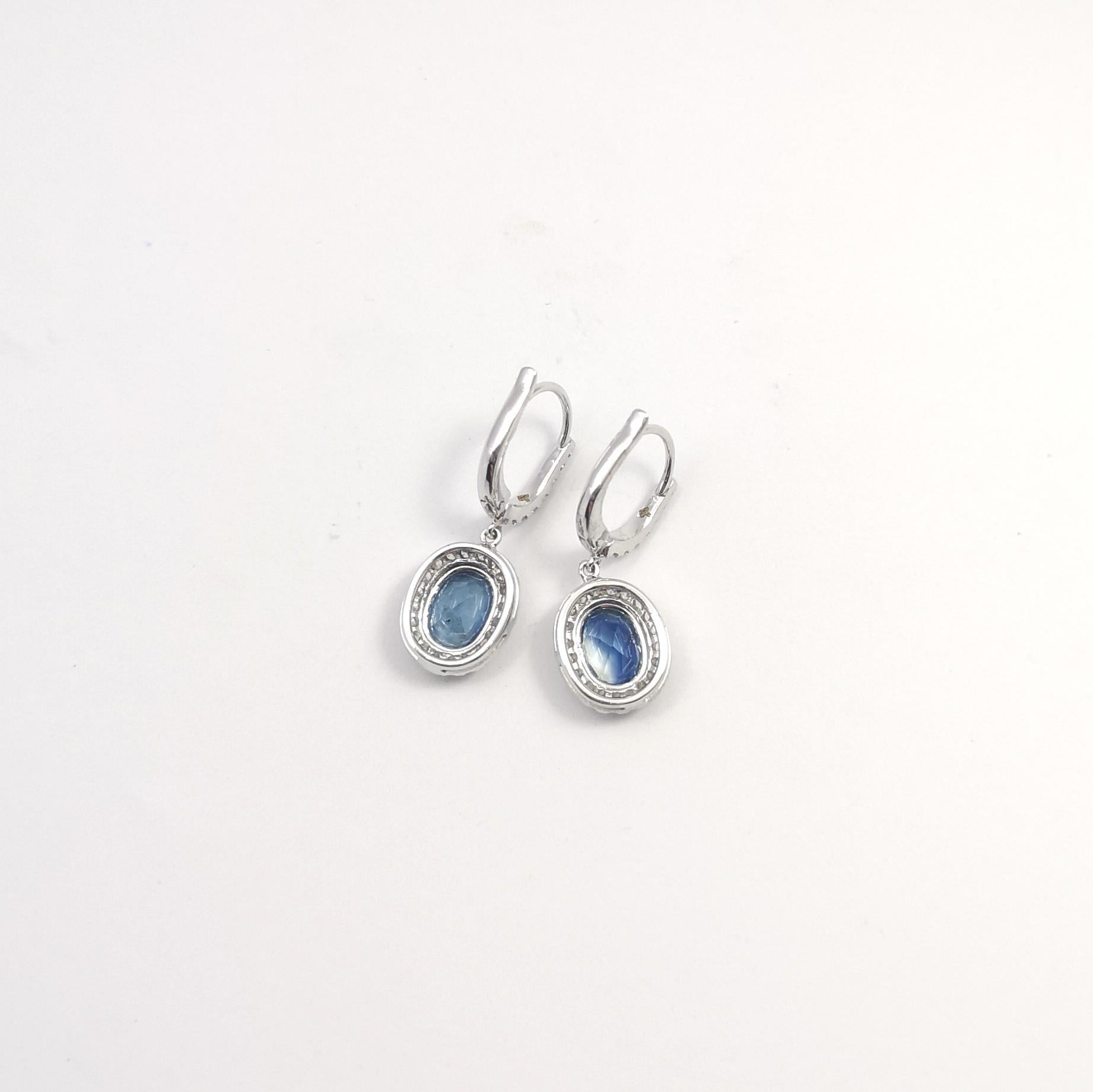 Boucles d'oreilles en saphir bleu et diamant sur monture en or blanc 18 carats en vente 3
