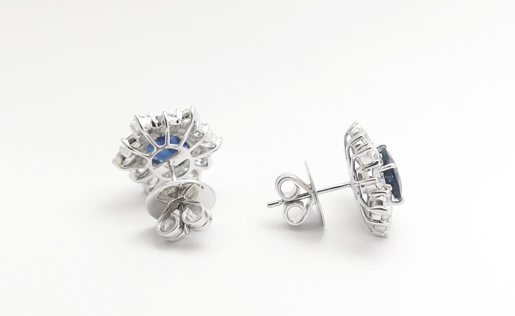 Orecchini con zaffiro blu e diamanti con montatura in oro bianco 18 carati in vendita 3