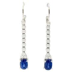 Boucles d'oreilles en saphir bleu et diamant sur monture en or blanc 18 carats