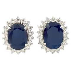 Boucles d'oreilles en saphir bleu et diamant sur monture en or blanc 18 carats