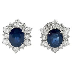 Orecchini con zaffiro blu e diamanti con montatura in oro bianco 18 carati