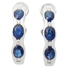 Orecchini con zaffiro blu e diamanti con montatura in oro bianco 18 carati