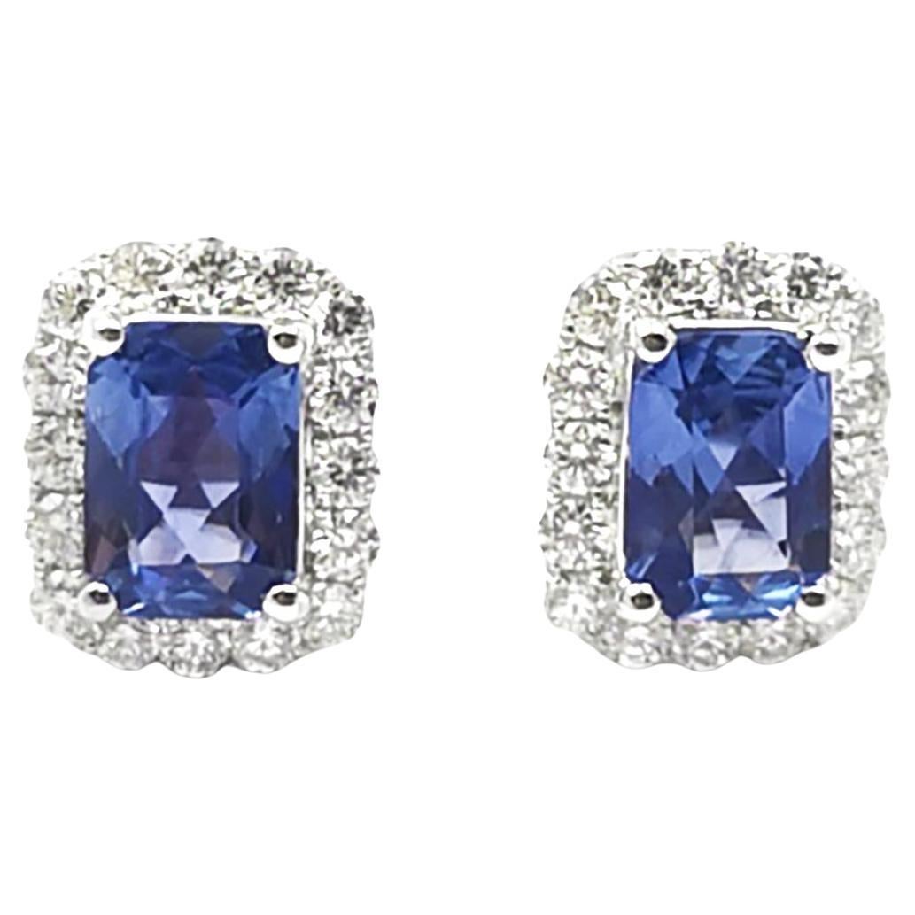 Orecchini con zaffiro blu e diamanti con montatura in oro bianco 18 carati