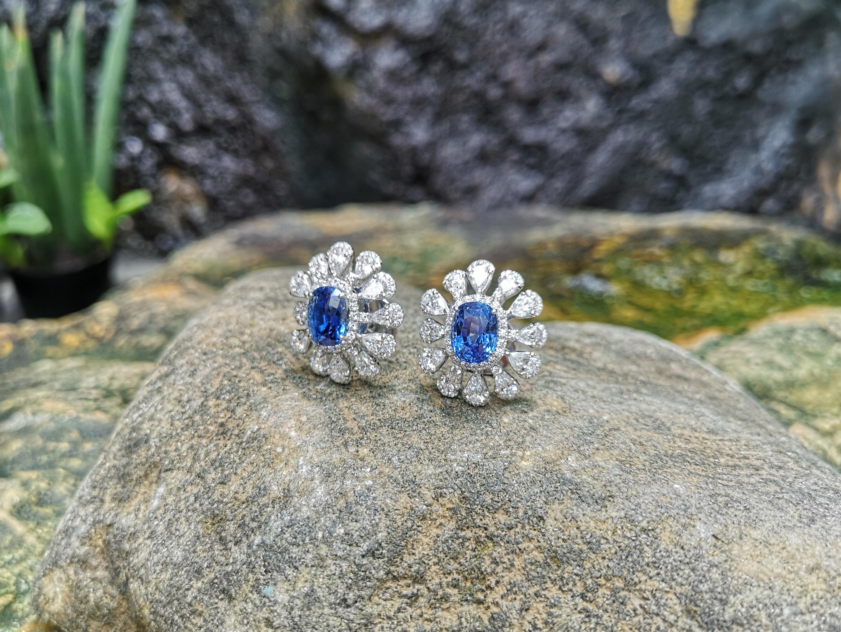 Blue Sapphire with Diamond Earrings set in Platinum 950 Settings In New Condition For Sale In Bangkok, TH