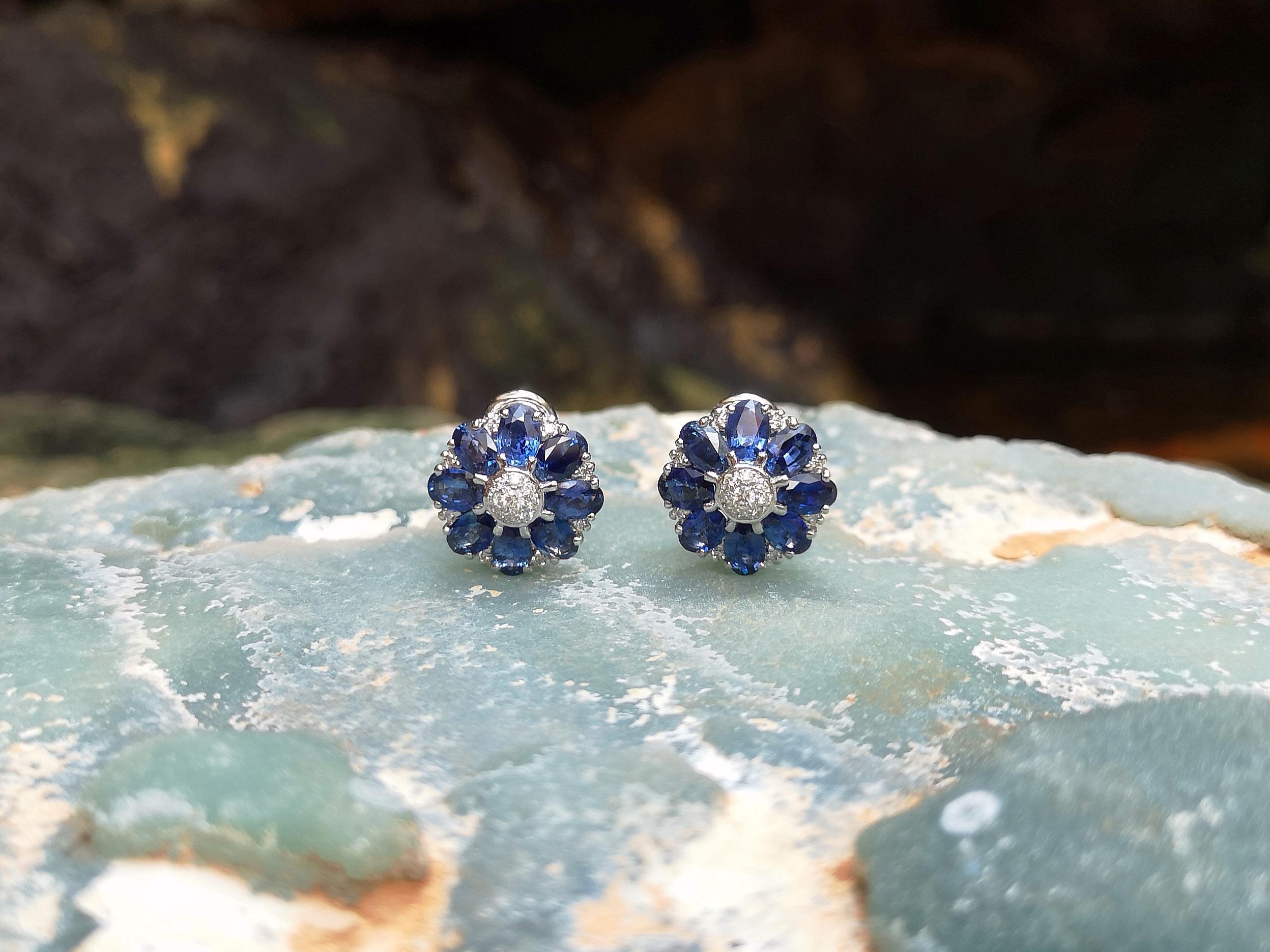 Blue Sapphire with Diamond Flower Earrings Set in 18 Karat White Gold Settings In New Condition For Sale In Bangkok, TH