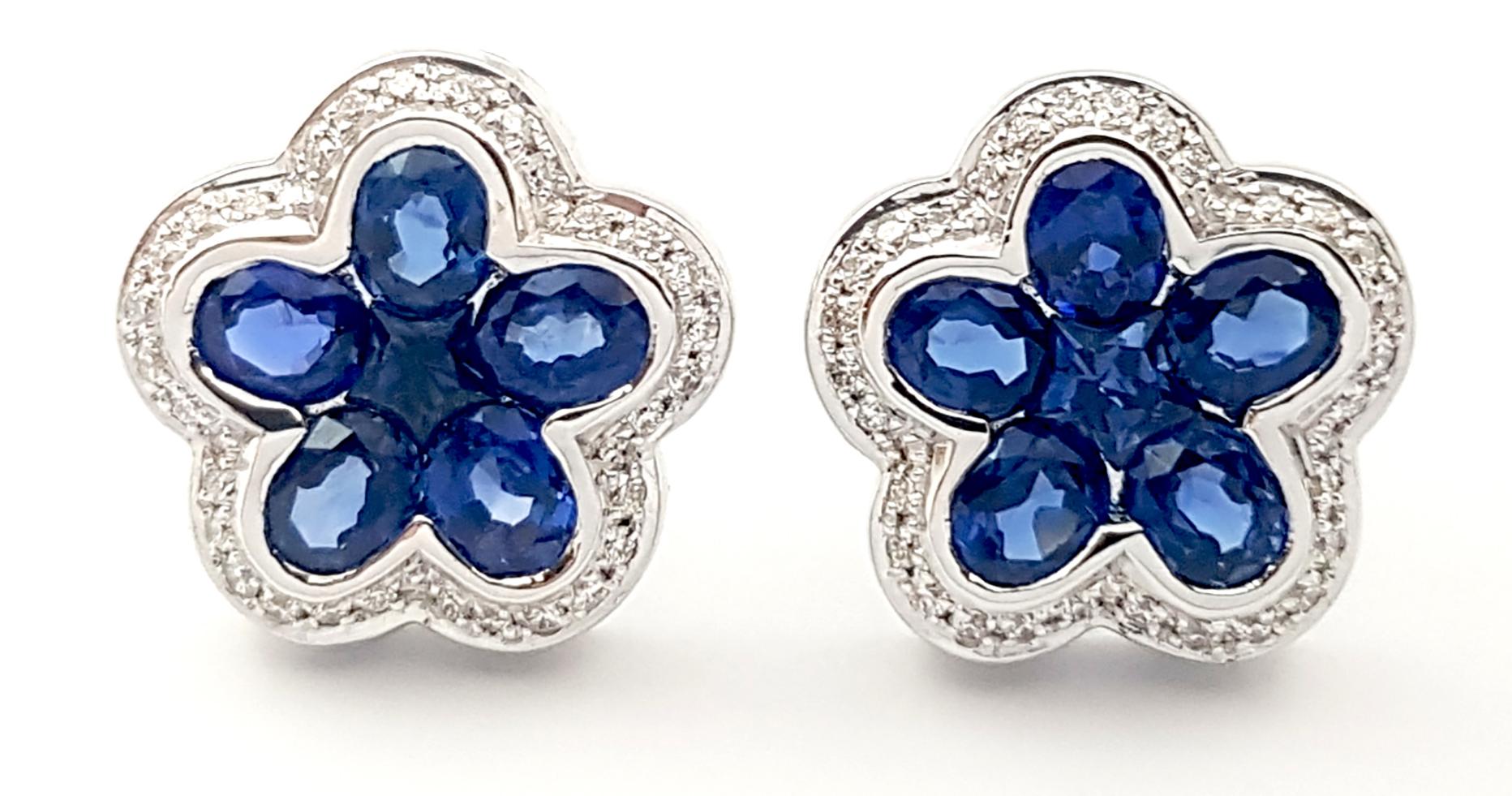 Contemporary Blue Sapphire with Diamond Flower Earrings set in 18K White Gold Settings For Sale