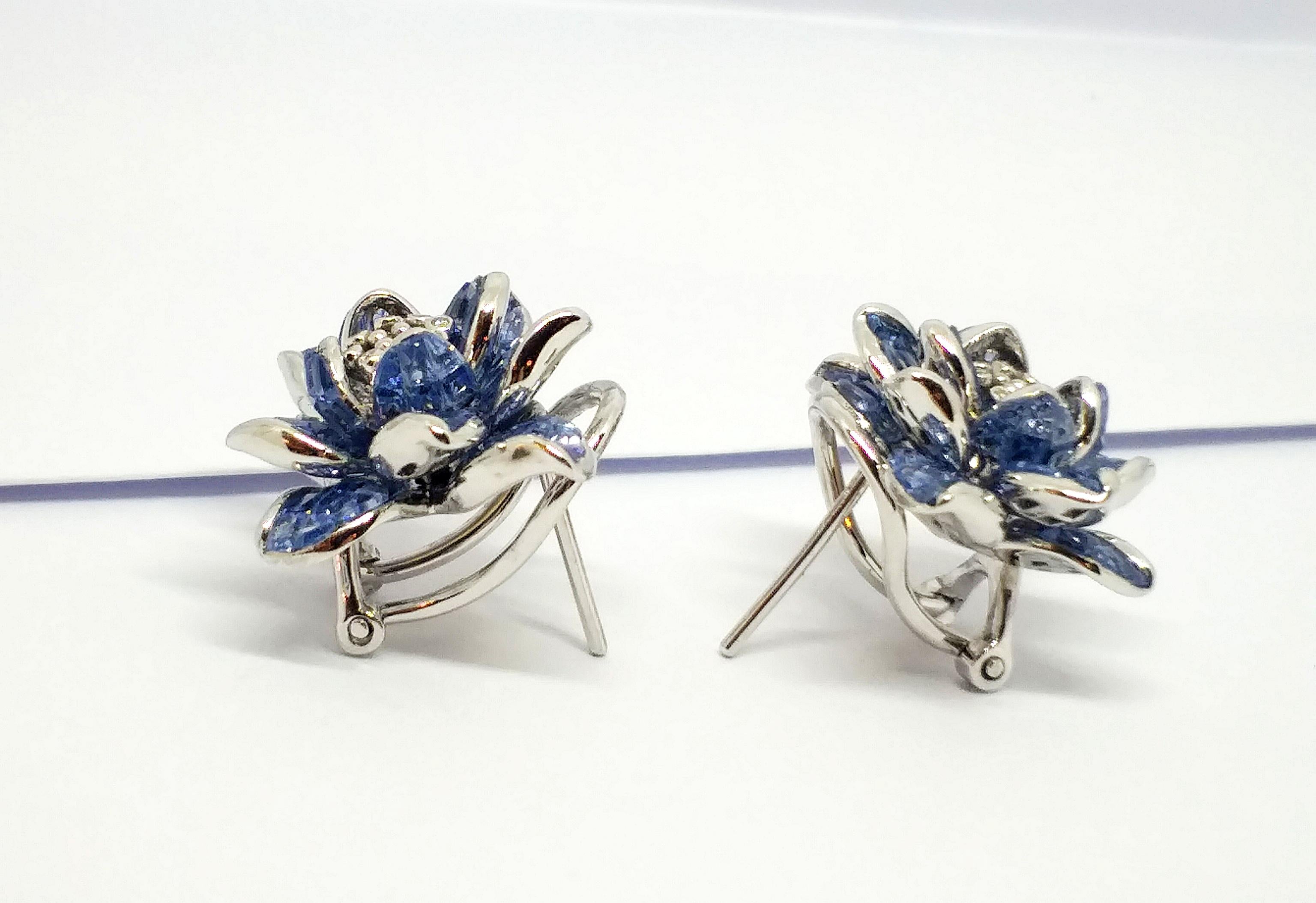 Blue Sapphire with Diamond Flower Earrings set in 18K White Gold Settings In New Condition For Sale In Bangkok, TH