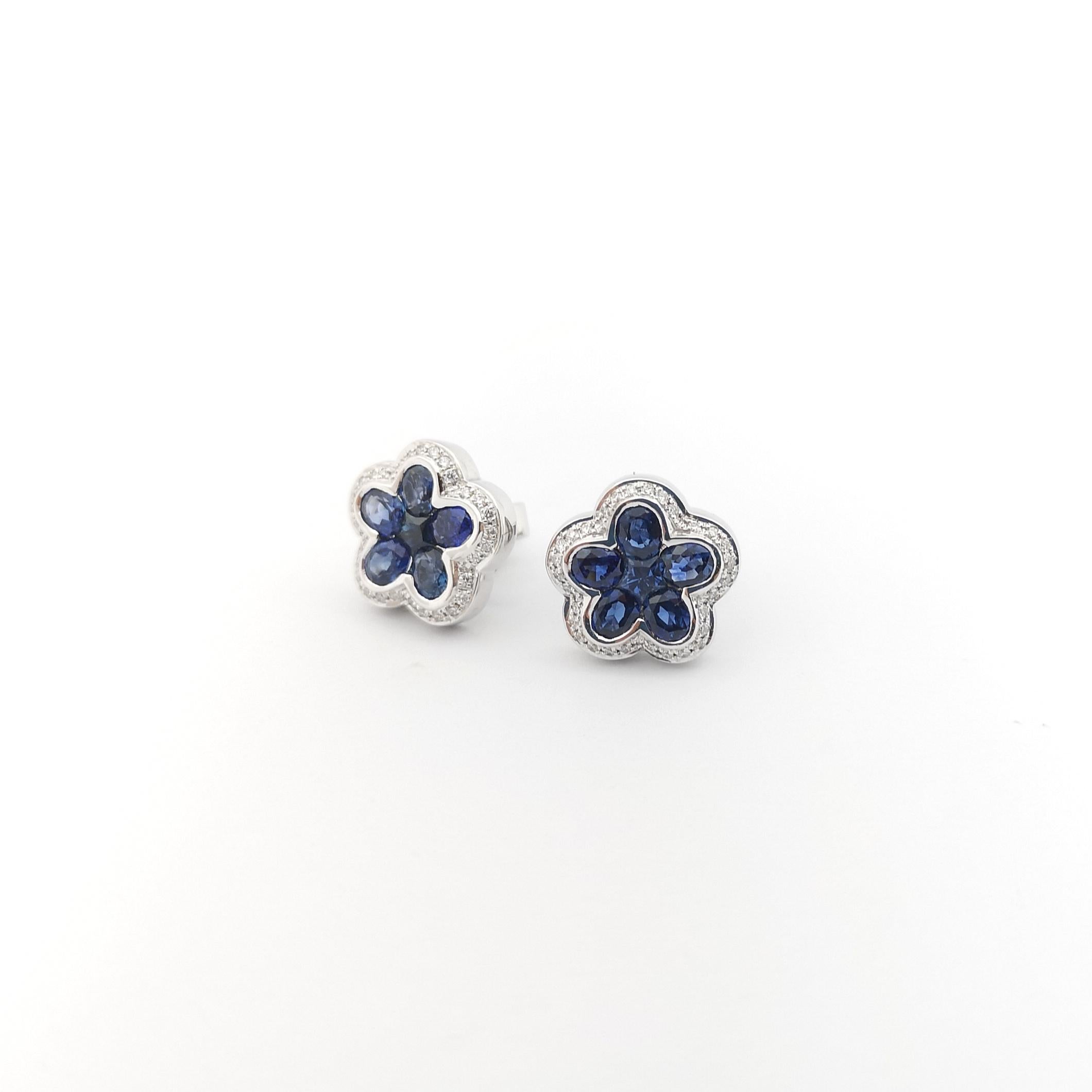 Blue Sapphire with Diamond Flower Earrings set in 18K White Gold Settings In New Condition For Sale In Bangkok, TH