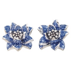 Boucles d'oreilles fleurs en saphir bleu et diamant sur monture en or blanc 18 carats