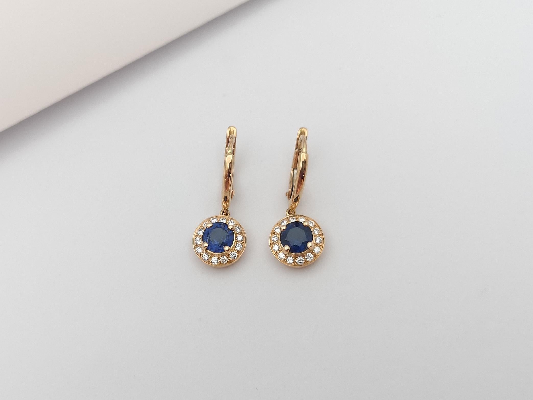 Ohrringe mit blauem blauem Saphir und Diamant-Halo aus 18 Karat Roségold im Zustand „Neu“ im Angebot in Bangkok, TH