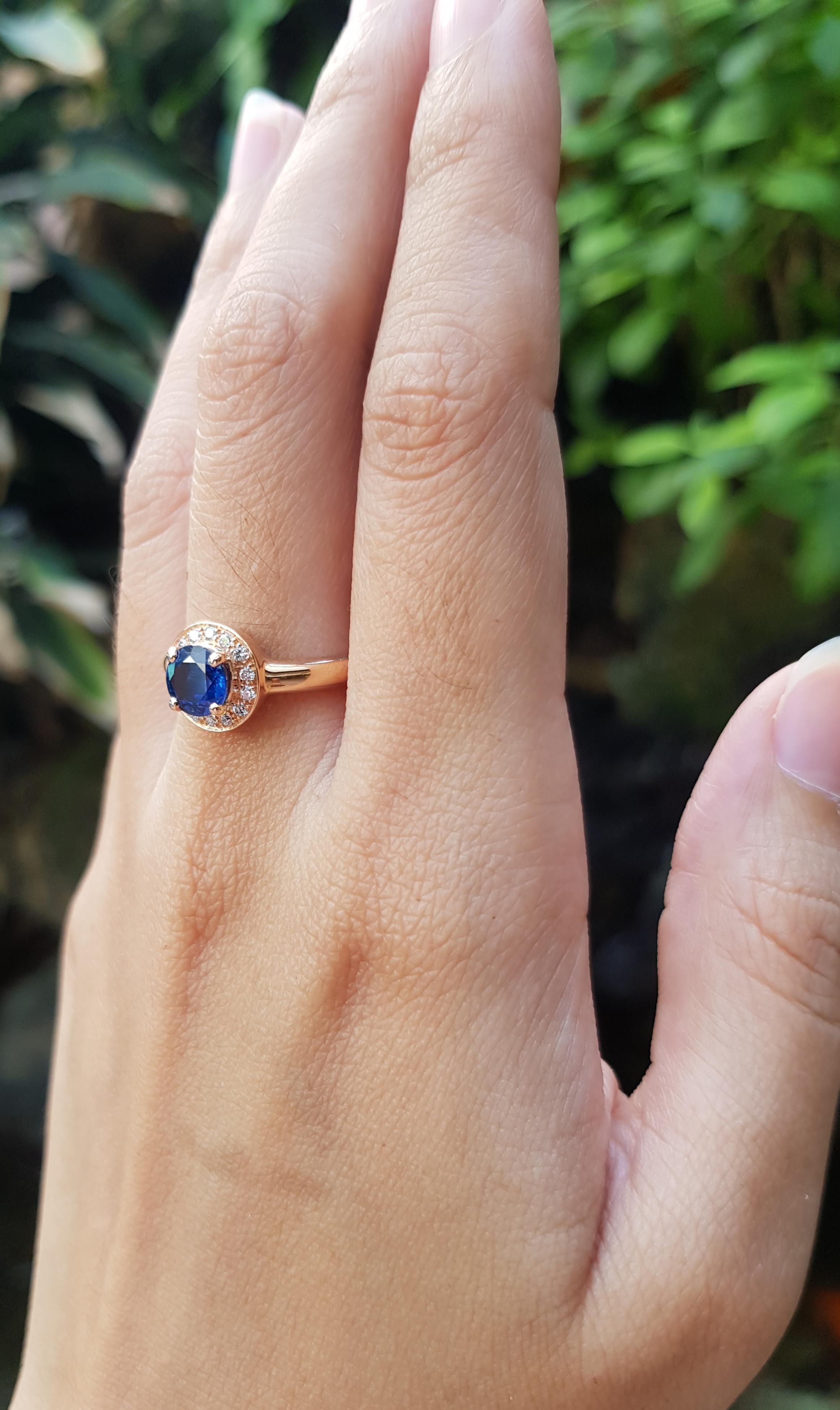 Ring mit blauem blauem Saphir und Diamant-Halo in 18 Karat Roségoldfassung (Zeitgenössisch) im Angebot