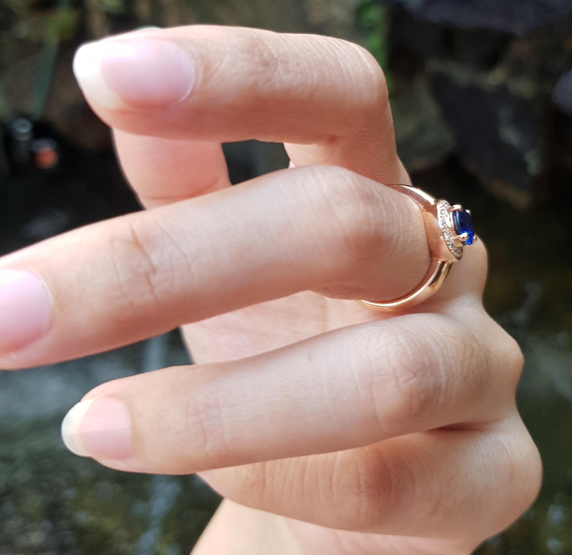 Blue Sapphire with Diamond Halo Ring Set in 18 Karat Rose Gold Settings In New Condition For Sale In Bangkok, TH